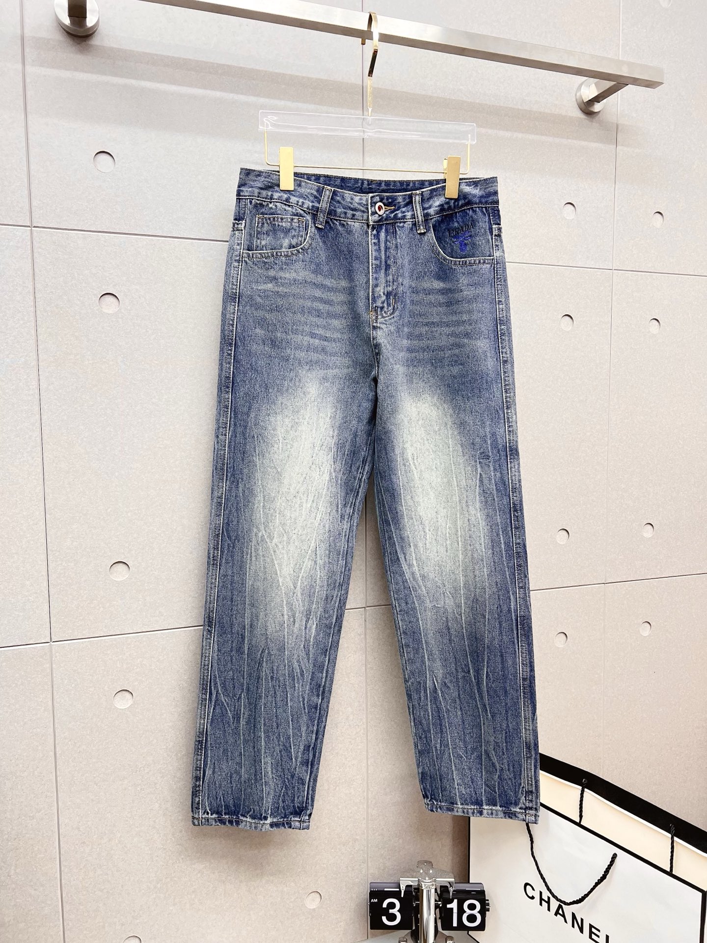 NO:601803,PRADA Men's fashion trendy large-leg jeans, official album and poster wear style!  High-grade imported denim raw color fabrics are supplied to customers, and the pure 13oz denim fabrics from Okayama, Japan are specially selected. Heavy-duty environmentally friendly plant enzyme washing process is used. The texture has a light retro color, which is quite beautiful and is very suitable for autumn and winter color matching. The fabric is soft and delicate after washing, but has strong bones and a slight stretch, providing an excellent comfortable experience. There is no damage from any technological elements throughout the body, retaining the purest tannin color!  The details throughout the body are perfect, exquisite and sophisticated. The latest leather label on the waist highlights the brand's characteristics. The hardware accessories, leather label and wiring all reflect the craftsmanship!  The silhouette is perfectly tailored and has excellent butt lift and slimming effect. It can be easily matched with any top in the wardrobe. It has wide compatibility and is suitable for various daily wear. The upper body is full of style. It is a must-have trousers for those who are obsessed with quality control and 1V!  Size 29-38 No 35 37,,prada,prada,jeans,alexander wang19860909PRADA 普拉达 男士时尚潮流大裤脚牛仔裤,官宣画册海报穿搭款！ 客供高级进口的丹宁原色面料,特选日本冈山纯正13oz 盎司牛仔布料,重磅环保植物酵素水洗工艺,肌理有着淡淡的复古色彩,相当漂亮,极符合秋冬的配色,面料经过水洗后柔软细腻,但筋骨感极强,且略带弹力,提供了绝佳的舒适体验,通身无任何工艺元素破坏,保留了最纯粹的丹宁本色！通身细节完美如斯,精湛且考究,最新的腰部皮标彰显了品牌特质,五金配件、皮标、走线无不体现出匠心工艺！版型剪裁完美,提臀修身效果绝佳,可轻松横扫衣橱任何的上装搭配,兼容性广泛,满足于日常各种穿搭,上身型款十足,于品质控及1V迷控者必入型裤装！ 尺码29-38 无35 37,,prada,prada,jeans,alexander wang,Men's clothing