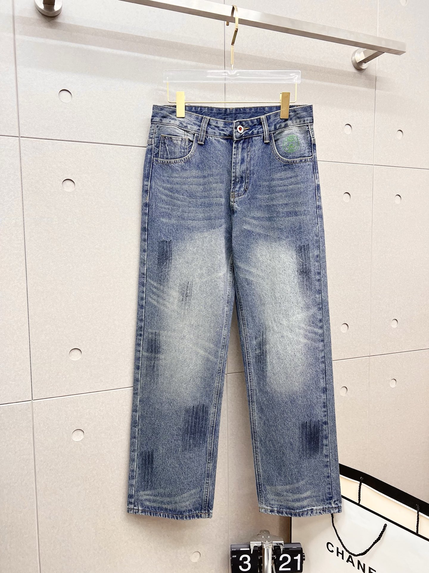 NO:601807,GUCCI men's fashion trendy large hem jeans, official album and poster wear style!  High-grade imported denim raw color fabrics are supplied to customers, and the pure 13oz denim fabrics from Okayama, Japan are specially selected. Heavy-duty environmentally friendly plant enzyme washing process is used. The texture has a light retro color, which is quite beautiful and is very suitable for autumn and winter color matching. The fabric is soft and delicate after washing, but has strong bones and a slight stretch, providing an excellent comfortable experience. There is no damage from any technological elements throughout the body, retaining the purest tannin color!  The details throughout the body are perfect, exquisite and sophisticated. The latest leather label on the waist highlights the brand's characteristics. The hardware accessories, leather label and wiring all reflect the craftsmanship!  The silhouette is perfectly tailored and has excellent butt lift and slimming effect. It can be easily matched with any top in the wardrobe. It has wide compatibility and is suitable for various daily wear. The upper body is full of style. It is a must-have trousers for those who are obsessed with quality control and 1V!  Size 29-38 No 35 37,,gucci,jeans,alexander wang19860909GUCCI 古奇 男士时尚潮流大裤脚牛仔裤,官宣画册海报穿搭款！ 客供高级进口的丹宁原色面料,特选日本冈山纯正13oz 盎司牛仔布料,重磅环保植物酵素水洗工艺,肌理有着淡淡的复古色彩,相当漂亮,极符合秋冬的配色,面料经过水洗后柔软细腻,但筋骨感极强,且略带弹力,提供了绝佳的舒适体验,通身无任何工艺元素破坏,保留了最纯粹的丹宁本色！通身细节完美如斯,精湛且考究,最新的腰部皮标彰显了品牌特质,五金配件、皮标、走线无不体现出匠心工艺！版型剪裁完美,提臀修身效果绝佳,可轻松横扫衣橱任何的上装搭配,兼容性广泛,满足于日常各种穿搭,上身型款十足,于品质控及1V迷控者必入型裤装！ 尺码29-38 无35 37,,gucci,jeans,alexander wang,Men's clothing