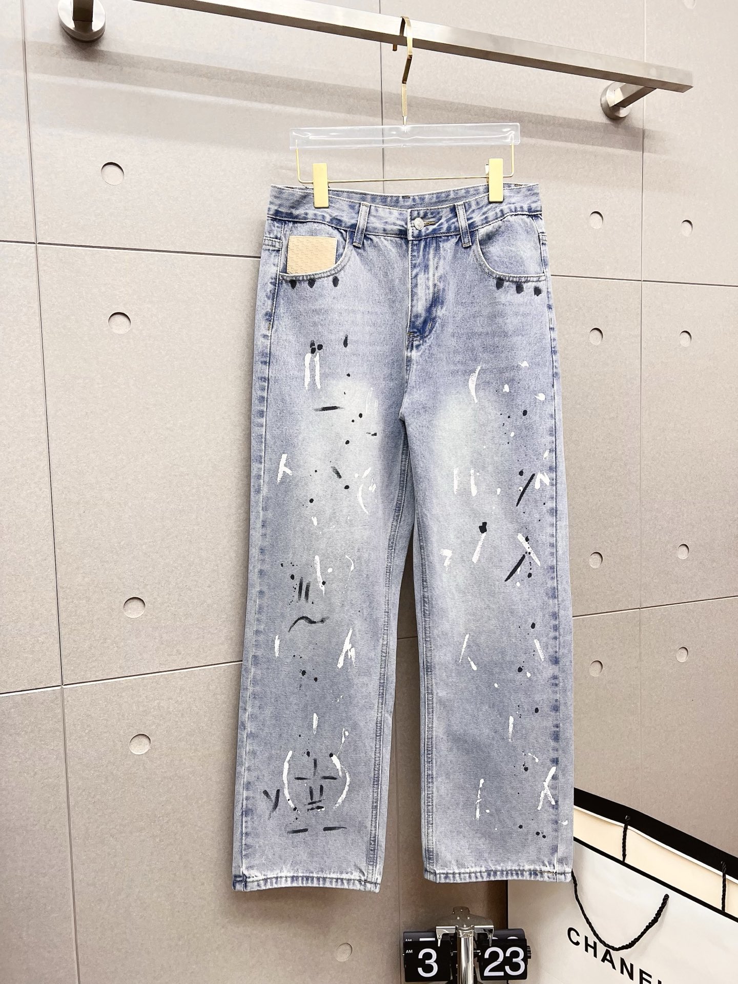 NO:601809,Dior Dior men's fashionable large-leg jeans, official album and poster wear style!  High-grade imported denim raw color fabrics are supplied to customers, and the pure 13oz denim fabrics from Okayama, Japan are specially selected. Heavy-duty environmentally friendly plant enzyme washing process is used. The texture has a light retro color, which is quite beautiful and is very suitable for autumn and winter color matching. The fabric is soft and delicate after washing, but has strong bones and a slight stretch, providing an excellent comfortable experience. There is no damage from any technological elements throughout the body, retaining the purest tannin color!  The details throughout the body are perfect, exquisite and sophisticated. The latest leather label on the waist highlights the brand's characteristics. The hardware accessories, leather label and wiring all reflect the craftsmanship!  The silhouette is perfectly tailored and has excellent butt lift and slimming effect. It can be easily matched with any top in the wardrobe. It has wide compatibility and is suitable for various daily wear. The upper body is full of style. It is a must-have trousers for those who are obsessed with quality control and 1V!  Size 29-38 No 35 37,,dior,dior,jeans,alexander wang19860909Dior 迪奥 男士时尚潮流大裤脚牛仔裤,官宣画册海报穿搭款！ 客供高级进口的丹宁原色面料,特选日本冈山纯正13oz 盎司牛仔布料,重磅环保植物酵素水洗工艺,肌理有着淡淡的复古色彩,相当漂亮,极符合秋冬的配色,面料经过水洗后柔软细腻,但筋骨感极强,且略带弹力,提供了绝佳的舒适体验,通身无任何工艺元素破坏,保留了最纯粹的丹宁本色！通身细节完美如斯,精湛且考究,最新的腰部皮标彰显了品牌特质,五金配件、皮标、走线无不体现出匠心工艺！版型剪裁完美,提臀修身效果绝佳,可轻松横扫衣橱任何的上装搭配,兼容性广泛,满足于日常各种穿搭,上身型款十足,于品质控及1V迷控者必入型裤装！ 尺码29-38 无35 37,,dior,dior,jeans,alexander wang,Men's clothing