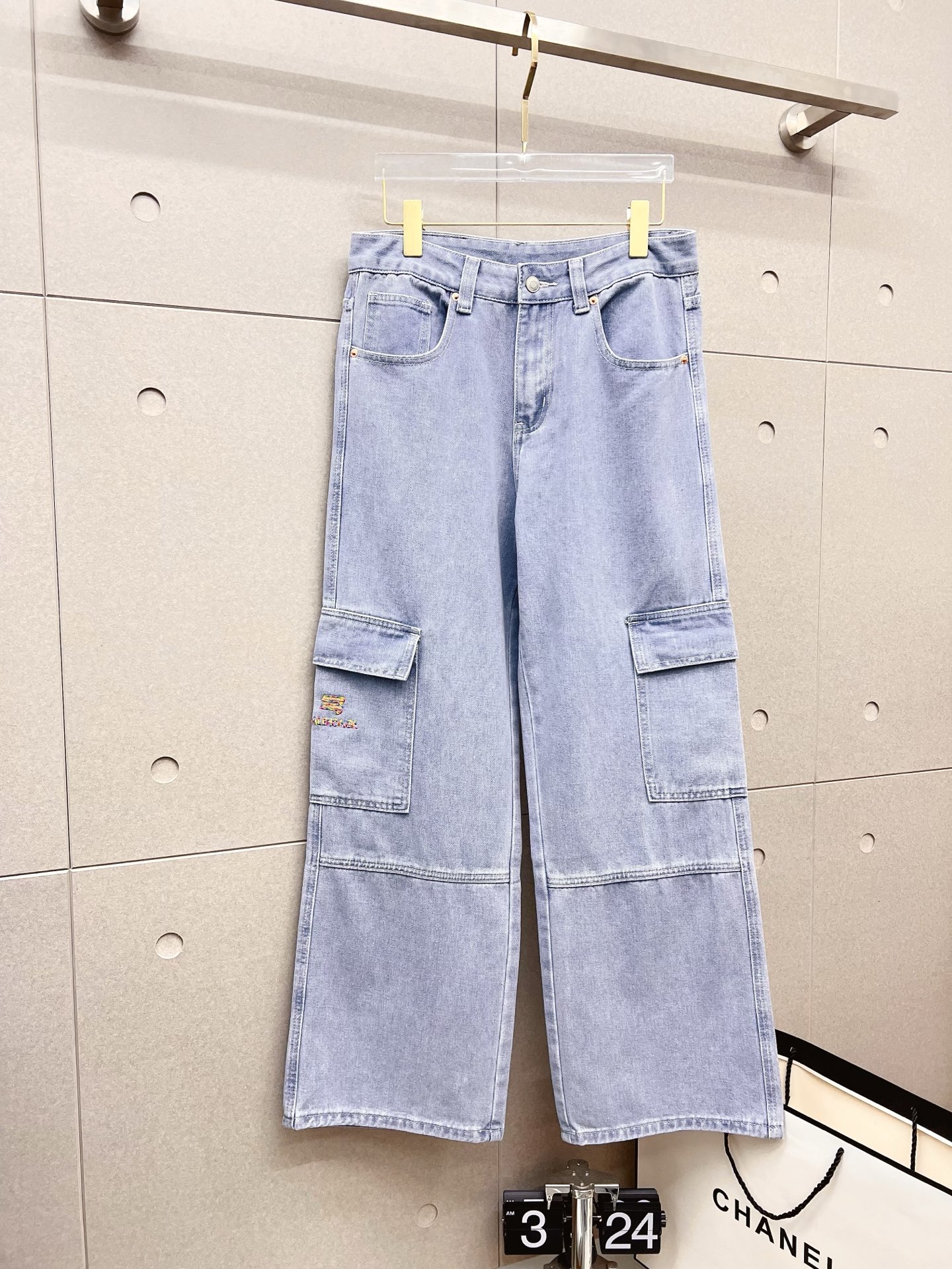 NO:601811,Balenciaga men's fashionable large-leg jeans, official album and poster outfit!  High-grade imported denim raw color fabrics are supplied to customers, and the pure 13oz denim fabrics from Okayama, Japan are specially selected. Heavy-duty environmentally friendly plant enzyme washing process is used. The texture has a light retro color, which is quite beautiful and is very suitable for autumn and winter color matching. The fabric is soft and delicate after washing, but has strong bones and a slight stretch, providing an excellent comfortable experience. There is no damage from any technological elements throughout the body, retaining the purest tannin color!  The details throughout the body are perfect, exquisite and sophisticated. The latest leather label on the waist highlights the brand's characteristics. The hardware accessories, leather label and wiring all reflect the craftsmanship!  The silhouette is perfectly tailored and has excellent butt lift and slimming effect. It can be easily matched with any top in the wardrobe. It has wide compatibility and is suitable for various daily wear. The upper body is full of style. It is a must-have trousers for those who are obsessed with quality control and 1V!  Size 29-38 No 35 37,,balenciaga,jeans,alexander wang19860909巴黎世家 男士时尚潮流大裤脚牛仔裤,官宣画册海报穿搭款！ 客供高级进口的丹宁原色面料,特选日本冈山纯正13oz 盎司牛仔布料,重磅环保植物酵素水洗工艺,肌理有着淡淡的复古色彩,相当漂亮,极符合秋冬的配色,面料经过水洗后柔软细腻,但筋骨感极强,且略带弹力,提供了绝佳的舒适体验,通身无任何工艺元素破坏,保留了最纯粹的丹宁本色！通身细节完美如斯,精湛且考究,最新的腰部皮标彰显了品牌特质,五金配件、皮标、走线无不体现出匠心工艺！版型剪裁完美,提臀修身效果绝佳,可轻松横扫衣橱任何的上装搭配,兼容性广泛,满足于日常各种穿搭,上身型款十足,于品质控及1V迷控者必入型裤装！ 尺码29-38 无35 37,,balenciaga,jeans,alexander wang,Men's clothing