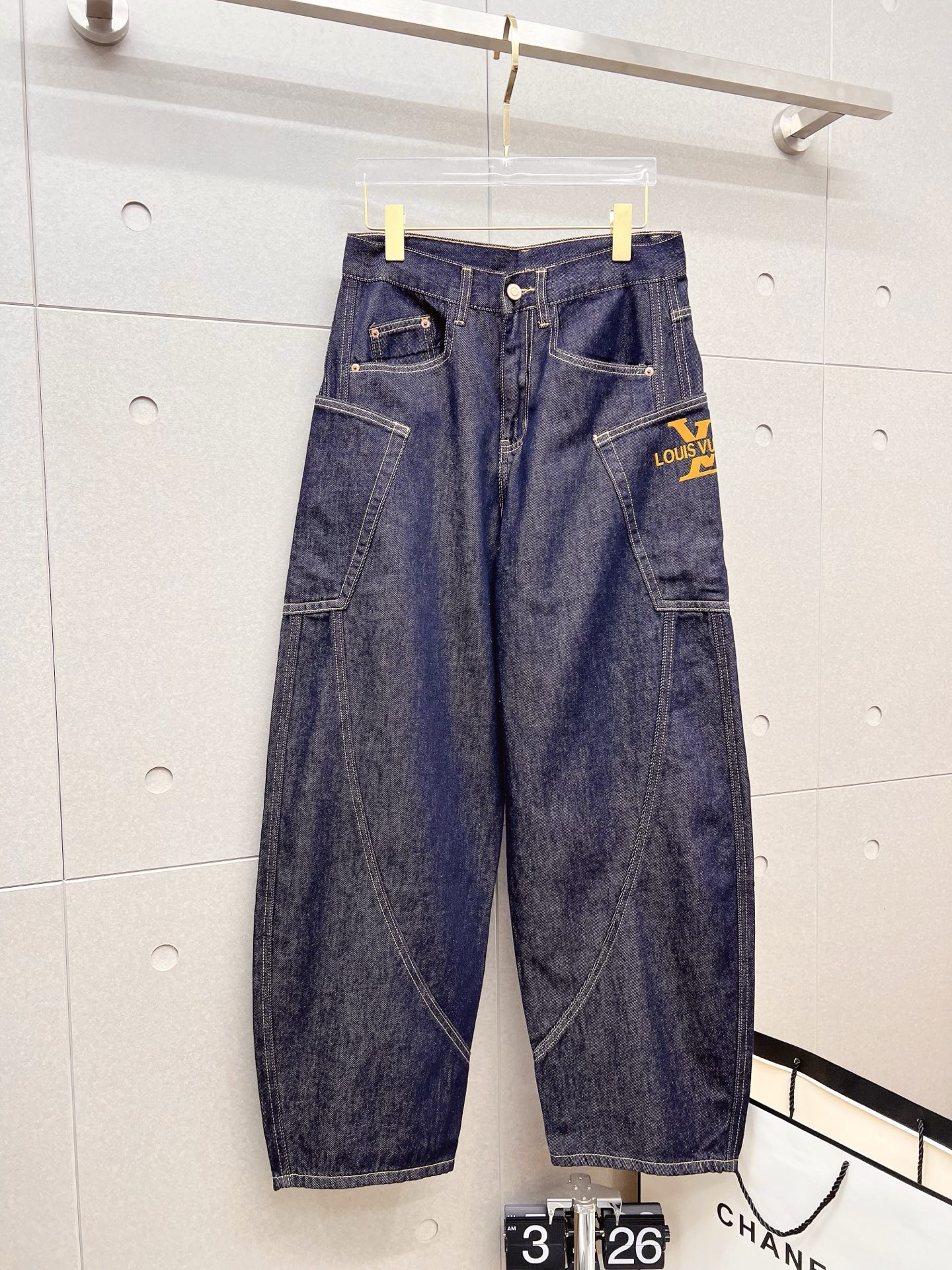 NO:601813,LV men's fashion trendy large hem jeans, official album and poster wear style!  High-grade imported denim raw color fabrics are supplied to customers, and the pure 13oz denim fabrics from Okayama, Japan are specially selected. Heavy-duty environmentally friendly plant enzyme washing process is used. The texture has a light retro color, which is quite beautiful and is very suitable for autumn and winter color matching. The fabric is soft and delicate after washing, but has strong bones and a slight stretch, providing an excellent comfortable experience. There is no damage from any technological elements throughout the body, retaining the purest tannin color!  The details throughout the body are perfect, exquisite and sophisticated. The latest leather label on the waist highlights the brand's characteristics. The hardware accessories, leather label and wiring all reflect the craftsmanship!  The silhouette is perfectly tailored and has excellent butt lift and slimming effect. It can be easily matched with any top in the wardrobe. It has wide compatibility and is suitable for various daily wear. The upper body is full of style. It is a must-have trousers for those who are obsessed with quality control and 1V!  Size 29-38 No 35 37,,louis vuitton,jeans,alexander wang19860909LV 男士时尚潮流大裤脚牛仔裤,官宣画册海报穿搭款！ 客供高级进口的丹宁原色面料,特选日本冈山纯正13oz 盎司牛仔布料,重磅环保植物酵素水洗工艺,肌理有着淡淡的复古色彩,相当漂亮,极符合秋冬的配色,面料经过水洗后柔软细腻,但筋骨感极强,且略带弹力,提供了绝佳的舒适体验,通身无任何工艺元素破坏,保留了最纯粹的丹宁本色！通身细节完美如斯,精湛且考究,最新的腰部皮标彰显了品牌特质,五金配件、皮标、走线无不体现出匠心工艺！版型剪裁完美,提臀修身效果绝佳,可轻松横扫衣橱任何的上装搭配,兼容性广泛,满足于日常各种穿搭,上身型款十足,于品质控及1V迷控者必入型裤装！ 尺码29-38 无35 37,,louis vuitton,jeans,alexander wang,Men's clothing