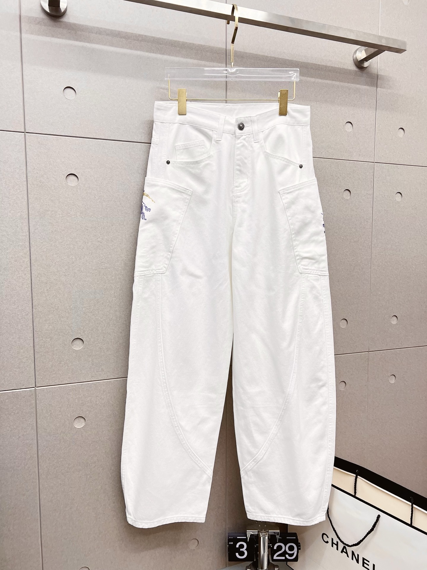 NO:601814,Burberry men's fashionable large-leg jeans, official album and poster wear style!  High-grade imported denim raw color fabrics are supplied to customers, and the pure 13oz denim fabrics from Okayama, Japan are specially selected. Heavy-duty environmentally friendly plant enzyme washing process is used. The texture has a light retro color, which is quite beautiful and is very suitable for autumn and winter color matching. The fabric is soft and delicate after washing, but has strong bones and a slight stretch, providing an excellent comfortable experience. There is no damage from any technological elements throughout the body, retaining the purest tannin color!  The details throughout the body are perfect, exquisite and sophisticated. The latest leather label on the waist highlights the brand's characteristics. The hardware accessories, leather label and wiring all reflect the craftsmanship!  The silhouette is perfectly tailored and has excellent butt lift and slimming effect. It can be easily matched with any top in the wardrobe. It has wide compatibility and is suitable for various daily wear. The upper body is full of style. It is a must-have trousers for those who are obsessed with quality control and 1V!  Size 29-38 No 35 37,,burberry,burberry,jeans,alexander wang19860909Burberry 巴宝莉 男士时尚潮流大裤脚牛仔裤,官宣画册海报穿搭款！ 客供高级进口的丹宁原色面料,特选日本冈山纯正13oz 盎司牛仔布料,重磅环保植物酵素水洗工艺,肌理有着淡淡的复古色彩,相当漂亮,极符合秋冬的配色,面料经过水洗后柔软细腻,但筋骨感极强,且略带弹力,提供了绝佳的舒适体验,通身无任何工艺元素破坏,保留了最纯粹的丹宁本色！通身细节完美如斯,精湛且考究,最新的腰部皮标彰显了品牌特质,五金配件、皮标、走线无不体现出匠心工艺！版型剪裁完美,提臀修身效果绝佳,可轻松横扫衣橱任何的上装搭配,兼容性广泛,满足于日常各种穿搭,上身型款十足,于品质控及1V迷控者必入型裤装！ 尺码29-38 无35 37,,burberry,burberry,jeans,alexander wang,Men's clothing