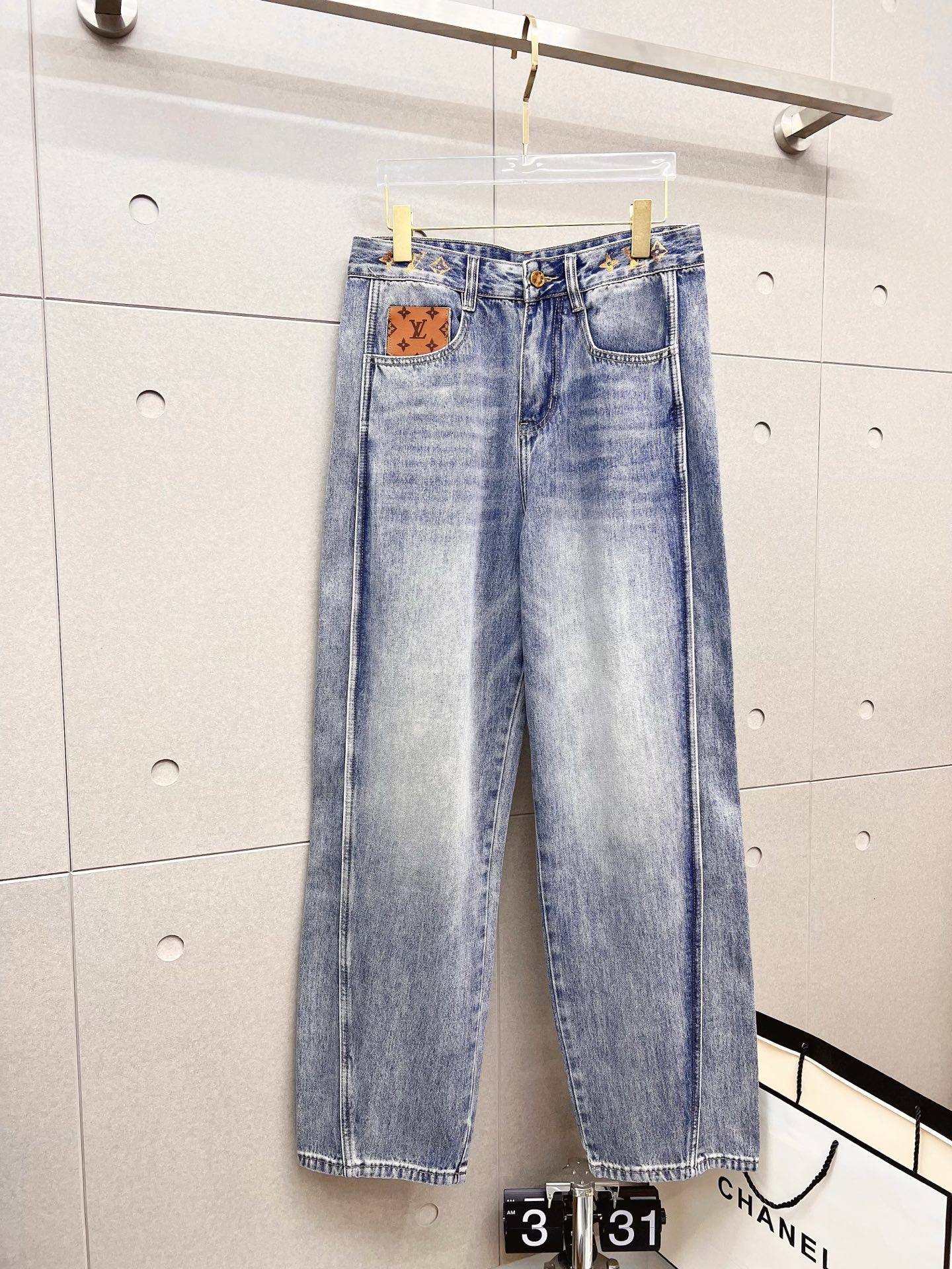 NO:601821,LV men's fashion trendy large hem jeans, official album and poster wear style!  High-grade imported denim raw color fabrics are supplied to customers, and the pure 13oz denim fabrics from Okayama, Japan are specially selected. Heavy-duty environmentally friendly plant enzyme washing process is used. The texture has a light retro color, which is quite beautiful and is very suitable for autumn and winter color matching. The fabric is soft and delicate after washing, but has strong bones and a slight stretch, providing an excellent comfortable experience. There is no damage from any technological elements throughout the body, retaining the purest tannin color!  The details throughout the body are perfect, exquisite and sophisticated. The latest leather label on the waist highlights the brand's characteristics. The hardware accessories, leather label and wiring all reflect the craftsmanship!  The silhouette is perfectly tailored and has excellent butt lift and slimming effect. It can be easily matched with any top in the wardrobe. It has wide compatibility and is suitable for various daily wear. The upper body is full of style. It is a must-have trousers for those who are obsessed with quality control and 1V!  Size 29-38 No 35 37,,louis vuitton,jeans,alexander wang19860909LV 男士时尚潮流大裤脚牛仔裤,官宣画册海报穿搭款！ 客供高级进口的丹宁原色面料,特选日本冈山纯正13oz 盎司牛仔布料,重磅环保植物酵素水洗工艺,肌理有着淡淡的复古色彩,相当漂亮,极符合秋冬的配色,面料经过水洗后柔软细腻,但筋骨感极强,且略带弹力,提供了绝佳的舒适体验,通身无任何工艺元素破坏,保留了最纯粹的丹宁本色！通身细节完美如斯,精湛且考究,最新的腰部皮标彰显了品牌特质,五金配件、皮标、走线无不体现出匠心工艺！版型剪裁完美,提臀修身效果绝佳,可轻松横扫衣橱任何的上装搭配,兼容性广泛,满足于日常各种穿搭,上身型款十足,于品质控及1V迷控者必入型裤装！ 尺码29-38 无35 37,,louis vuitton,jeans,alexander wang,Men's clothing