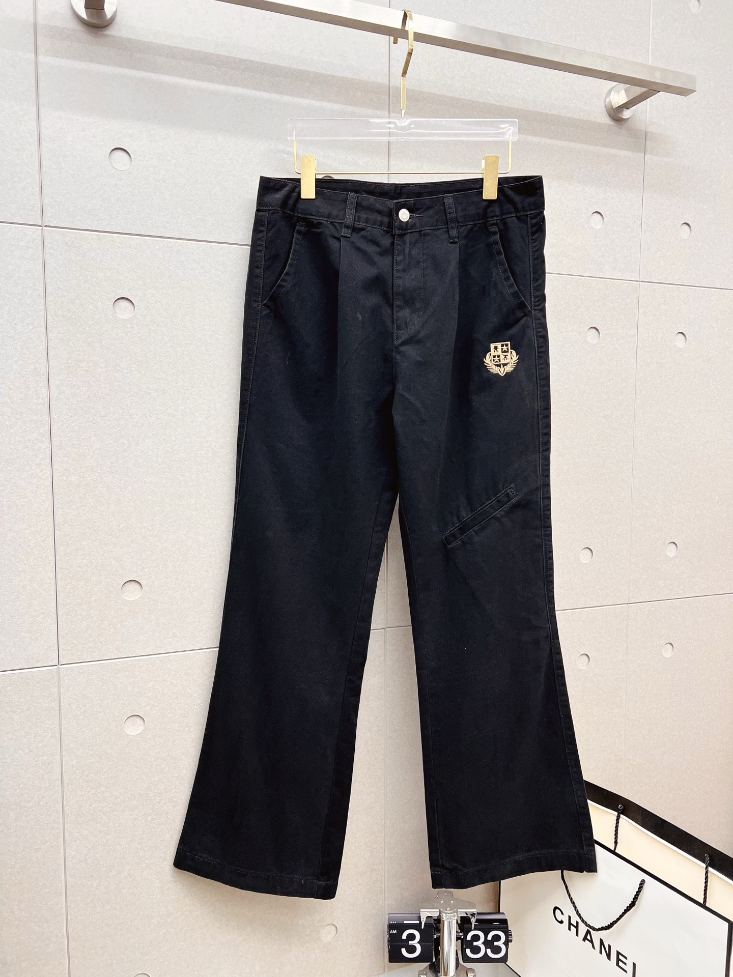 NO:601815,LP men's fashion trendy large hem jeans, official album and poster wear style!  High-grade imported denim raw color fabrics are supplied to customers, and the pure 13oz denim fabrics from Okayama, Japan are specially selected. Heavy-duty environmentally friendly plant enzyme washing process is used. The texture has a light retro color, which is quite beautiful and is very suitable for autumn and winter color matching. The fabric is soft and delicate after washing, but has strong bones and a slight stretch, providing an excellent comfortable experience. There is no damage from any technological elements throughout the body, retaining the purest tannin color!  The details throughout the body are perfect, exquisite and sophisticated. The latest leather label on the waist highlights the brand's characteristics. The hardware accessories, leather label and wiring all reflect the craftsmanship!  The silhouette is perfectly tailored and has excellent butt lift and slimming effect. It can be easily matched with any top in the wardrobe. It has wide compatibility and is suitable for various daily wear. The upper body is full of style. It is a must-have trousers for those who are obsessed with quality control and 1V!  Size 29-38 No 35 37,,loro piana,jeans,alexander wang19860909LP 男士时尚潮流大裤脚牛仔裤,官宣画册海报穿搭款！ 客供高级进口的丹宁原色面料,特选日本冈山纯正13oz 盎司牛仔布料,重磅环保植物酵素水洗工艺,肌理有着淡淡的复古色彩,相当漂亮,极符合秋冬的配色,面料经过水洗后柔软细腻,但筋骨感极强,且略带弹力,提供了绝佳的舒适体验,通身无任何工艺元素破坏,保留了最纯粹的丹宁本色！通身细节完美如斯,精湛且考究,最新的腰部皮标彰显了品牌特质,五金配件、皮标、走线无不体现出匠心工艺！版型剪裁完美,提臀修身效果绝佳,可轻松横扫衣橱任何的上装搭配,兼容性广泛,满足于日常各种穿搭,上身型款十足,于品质控及1V迷控者必入型裤装！ 尺码29-38 无35 37,,loro piana,jeans,alexander wang,Men's clothing