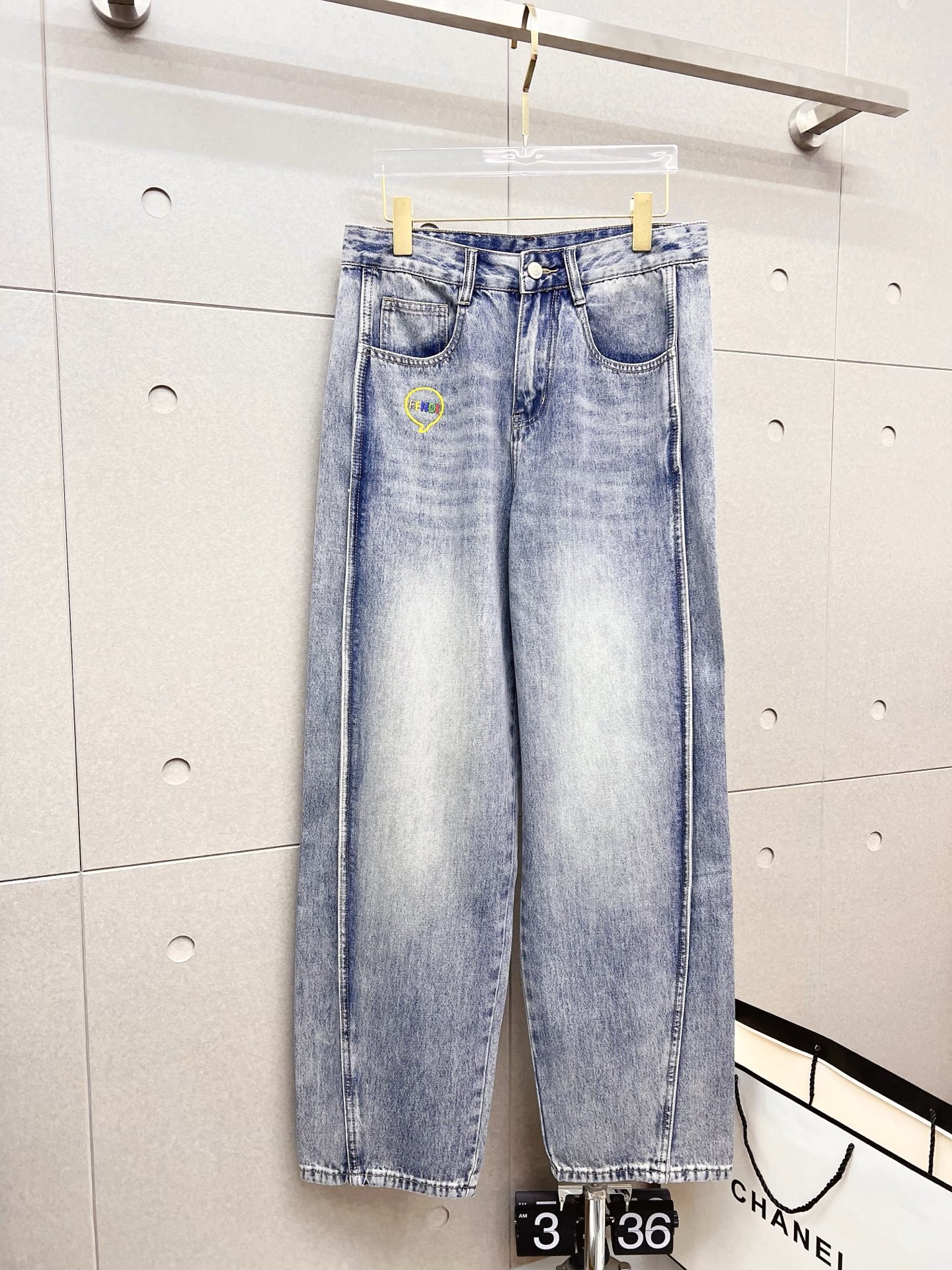 NO:601824,FENDI Fendi men's fashionable large-leg jeans, official album and poster wear style!  High-grade imported denim raw color fabrics are supplied to customers, and the pure 13oz denim fabrics from Okayama, Japan are specially selected. Heavy-duty environmentally friendly plant enzyme washing process is used. The texture has a light retro color, which is quite beautiful and is very suitable for autumn and winter color matching. The fabric is soft and delicate after washing, but has strong bones and a slight stretch, providing an excellent comfortable experience. There is no damage from any technological elements throughout the body, retaining the purest tannin color!  The details throughout the body are perfect, exquisite and sophisticated. The latest leather label on the waist highlights the brand's characteristics. The hardware accessories, leather label and wiring all reflect the craftsmanship!  The silhouette is perfectly tailored and has excellent butt lift and slimming effect. It can be easily matched with any top in the wardrobe. It has wide compatibility and is suitable for various daily wear. The upper body is full of style. It is a must-have trousers for those who are obsessed with quality control and 1V!  Size 29-38 No 35 37,,fendi,fendi,jeans,alexander wang19860909FENDI 芬迪 男士时尚潮流大裤脚牛仔裤,官宣画册海报穿搭款！ 客供高级进口的丹宁原色面料,特选日本冈山纯正13oz 盎司牛仔布料,重磅环保植物酵素水洗工艺,肌理有着淡淡的复古色彩,相当漂亮,极符合秋冬的配色,面料经过水洗后柔软细腻,但筋骨感极强,且略带弹力,提供了绝佳的舒适体验,通身无任何工艺元素破坏,保留了最纯粹的丹宁本色！通身细节完美如斯,精湛且考究,最新的腰部皮标彰显了品牌特质,五金配件、皮标、走线无不体现出匠心工艺！版型剪裁完美,提臀修身效果绝佳,可轻松横扫衣橱任何的上装搭配,兼容性广泛,满足于日常各种穿搭,上身型款十足,于品质控及1V迷控者必入型裤装！ 尺码29-38 无35 37,,fendi,fendi,jeans,alexander wang,Men's clothing