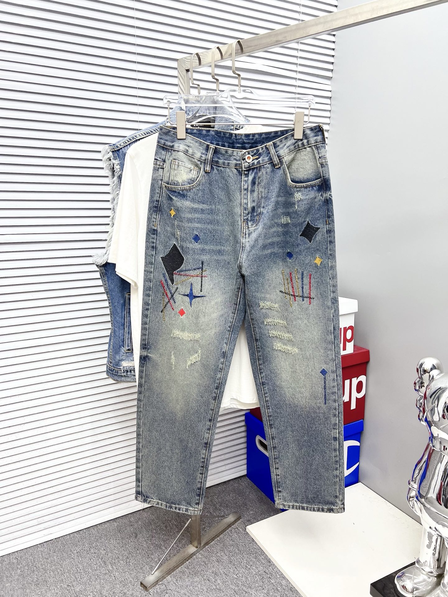 NO:523441,LV men's fashionable and trendy jeans with big trousers, official album poster outfits!  Customer-supplied high-quality imported denim original color fabric, specially selected Japanese Okayama pure 13oz ounce denim fabric, heavy environmentally friendly plant enzyme washing process, the texture has a light retro color, which is quite beautiful, and is very suitable for the autumn and winter color matching. The fabric is soft and delicate after washing, but has a strong bones and a little elastic, providing an excellent comfort experience. There is no damage to any craft elements throughout the body, retaining the purest tannin color!  The whole body details are so perfect, exquisite and exquisite. The latest waist leather marks highlight the brand's characteristics, and hardware accessories, leather marks, and wiring all reflect craftsmanship!  The style is perfectly tailored, and the hip lifting effect is excellent. It can easily sweep any top matching in the wardrobe. It has extensive compatibility and is satisfied with various daily outfits. It has a lot of upper body styles and must-have trousers for quality control and 1V masturbation control!  Size 29-38 None 35 37,,louis vuitton,jeans,alexander wang19860909LV 男士时尚潮流大裤脚牛仔裤,官宣画册海报穿搭款！ 客供高级进口的丹宁原色面料,特选日本冈山纯正13oz 盎司牛仔布料,重磅环保植物酵素水洗工艺,肌理有着淡淡的复古色彩,相当漂亮,极符合秋冬的配色,面料经过水洗后柔软细腻,但筋骨感极强,且略带弹力,提供了绝佳的舒适体验,通身无任何工艺元素破坏,保留了最纯粹的丹宁本色！通身细节完美如斯,精湛且考究,最新的腰部皮标彰显了品牌特质,五金配件、皮标、走线无不体现出匠心工艺！版型剪裁完美,提臀修身效果绝佳,可轻松横扫衣橱任何的上装搭配,兼容性广泛,满足于日常各种穿搭,上身型款十足,于品质控及1V迷控者必入型裤装！ 尺码29-38 无35 37,,louis vuitton,jeans,alexander wang,Men's clothing