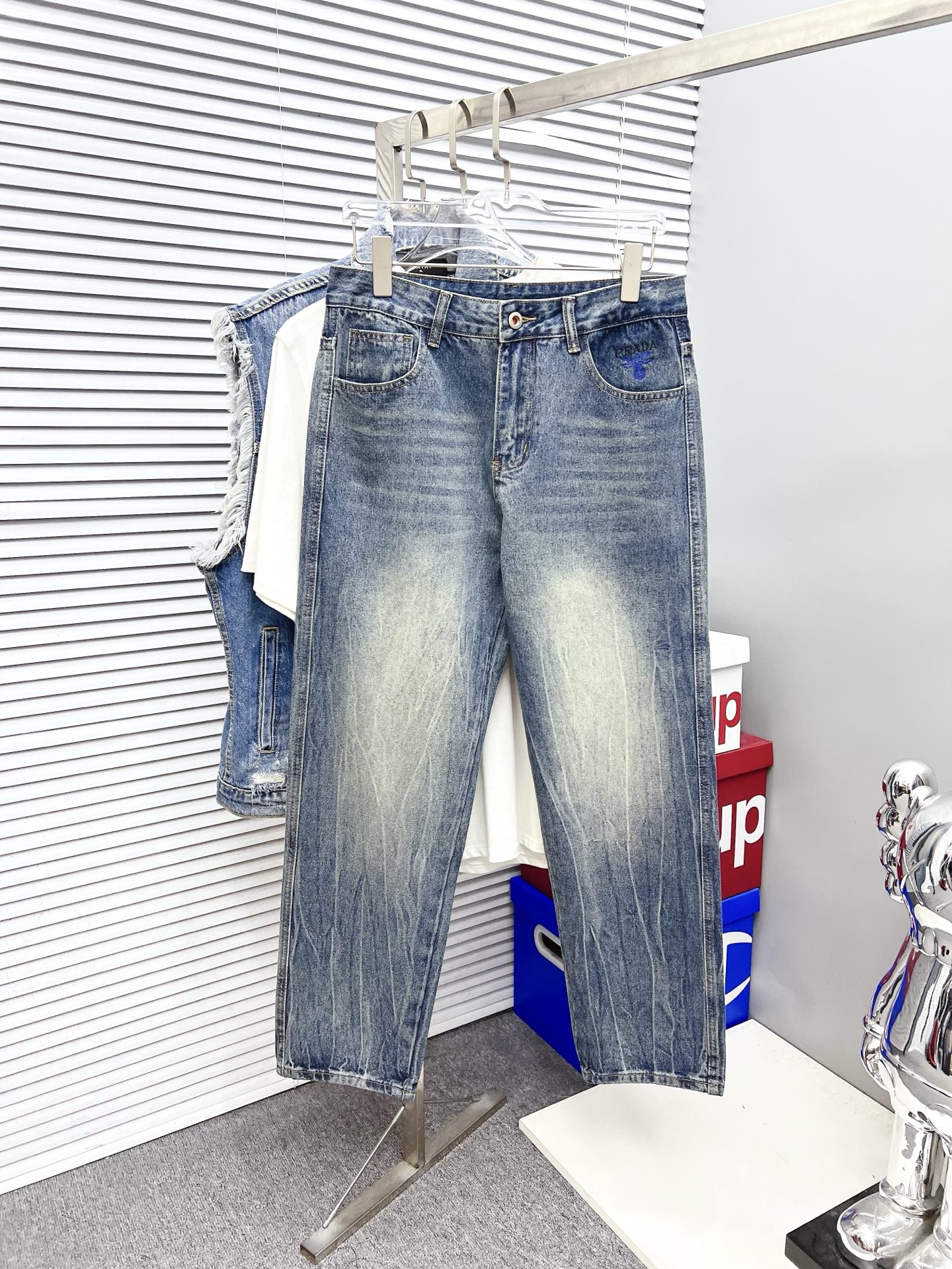 NO:523443,PRADA Men's fashionable and trendy big trousers and jeans, official album poster outfits!  Customer-supplied high-quality imported denim original color fabric, specially selected Japanese Okayama pure 13oz ounce denim fabric, heavy environmentally friendly plant enzyme washing process, the texture has a light retro color, which is quite beautiful, and is very suitable for the autumn and winter color matching. The fabric is soft and delicate after washing, but has a strong bones and a little elastic, providing an excellent comfort experience. There is no damage to any craft elements throughout the body, retaining the purest tannin color!  The whole body details are so perfect, exquisite and exquisite. The latest waist leather marks highlight the brand's characteristics, and hardware accessories, leather marks, and wiring all reflect craftsmanship!  The style is perfectly tailored, and the hip lifting effect is excellent. It can easily sweep any top matching in the wardrobe. It has extensive compatibility and is satisfied with various daily outfits. It has a lot of upper body styles and must-have trousers for quality control and 1V masturbation control!  Size 29-38 None 35 37,,prada,prada,jeans,alexander wang19860909PRADA 普拉达 男士时尚潮流大裤脚牛仔裤,官宣画册海报穿搭款！ 客供高级进口的丹宁原色面料,特选日本冈山纯正13oz 盎司牛仔布料,重磅环保植物酵素水洗工艺,肌理有着淡淡的复古色彩,相当漂亮,极符合秋冬的配色,面料经过水洗后柔软细腻,但筋骨感极强,且略带弹力,提供了绝佳的舒适体验,通身无任何工艺元素破坏,保留了最纯粹的丹宁本色！通身细节完美如斯,精湛且考究,最新的腰部皮标彰显了品牌特质,五金配件、皮标、走线无不体现出匠心工艺！版型剪裁完美,提臀修身效果绝佳,可轻松横扫衣橱任何的上装搭配,兼容性广泛,满足于日常各种穿搭,上身型款十足,于品质控及1V迷控者必入型裤装！ 尺码29-38 无35 37,,prada,prada,jeans,alexander wang,Men's clothing