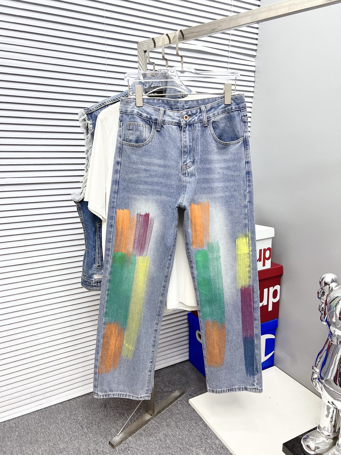 NO:523445,GUCCI Men's fashionable and trendy big trousers and jeans, official album poster outfits!  Customer-supplied high-quality imported denim original color fabric, specially selected Japanese Okayama pure 13oz ounce denim fabric, heavy environmentally friendly plant enzyme washing process, the texture has a light retro color, which is quite beautiful, and is very suitable for the autumn and winter color matching. The fabric is soft and delicate after washing, but has a strong bones and a little elastic, providing an excellent comfort experience. There is no damage to any craft elements throughout the body, retaining the purest tannin color!  The whole body details are so perfect, exquisite and exquisite. The latest waist leather marks highlight the brand's characteristics, and hardware accessories, leather marks, and wiring all reflect craftsmanship!  The style is perfectly tailored, and the hip lifting effect is excellent. It can easily sweep any top matching in the wardrobe. It has extensive compatibility and is satisfied with various daily outfits. It has a lot of upper body styles and must-have trousers for quality control and 1V masturbation control!  Size 29-38 None 35 37, gucci,jeans,alexander wang19860909GUCCI 古奇 男士时尚潮流大裤脚牛仔裤,官宣画册海报穿搭款！ 客供高级进口的丹宁原色面料,特选日本冈山纯正13oz 盎司牛仔布料,重磅环保植物酵素水洗工艺,肌理有着淡淡的复古色彩,相当漂亮,极符合秋冬的配色,面料经过水洗后柔软细腻,但筋骨感极强,且略带弹力,提供了绝佳的舒适体验,通身无任何工艺元素破坏,保留了最纯粹的丹宁本色！通身细节完美如斯,精湛且考究,最新的腰部皮标彰显了品牌特质,五金配件、皮标、走线无不体现出匠心工艺！版型剪裁完美,提臀修身效果绝佳,可轻松横扫衣橱任何的上装搭配,兼容性广泛,满足于日常各种穿搭,上身型款十足,于品质控及1V迷控者必入型裤装！ 尺码29-38 无35 37,,gucci,jeans,alexander wang,Men's clothing