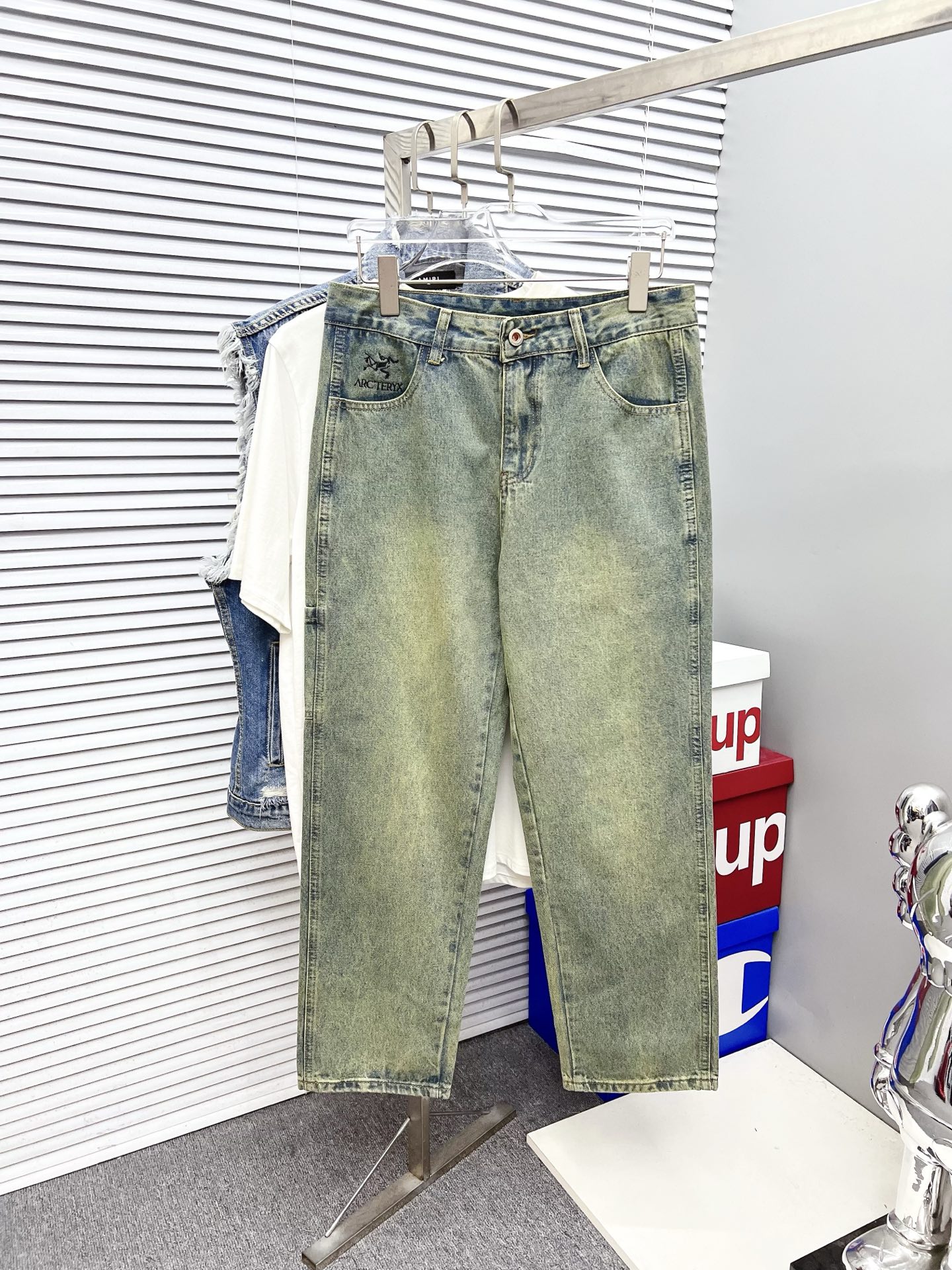 NO:523447,Archaeopteryx men's fashionable and trendy jeans, official album poster outfits!  Customer-supplied high-quality imported denim original color fabric, specially selected Japanese Okayama pure 13oz ounce denim fabric, heavy environmentally friendly plant enzyme washing process, the texture has a light retro color, which is quite beautiful, and is very suitable for the autumn and winter color matching. The fabric is soft and delicate after washing, but has a strong bones and a little elastic, providing an excellent comfort experience. There is no damage to any craft elements throughout the body, retaining the purest tannin color!  The whole body details are so perfect, exquisite and exquisite. The latest waist leather marks highlight the brand's characteristics, and hardware accessories, leather marks, and wiring all reflect craftsmanship!  The style is perfectly tailored, and the hip lifting effect is excellent. It can easily sweep any top matching in the wardrobe. It has extensive compatibility and is satisfied with various daily outfits. It has a lot of upper body styles and must-have trousers for quality control and 1V masturbation control!  Size 29-38 None 35 37,arc'teryx,jeans,alexander wang19860909始祖鸟 男士时尚潮流大裤脚牛仔裤,官宣画册海报穿搭款！ 客供高级进口的丹宁原色面料,特选日本冈山纯正13oz 盎司牛仔布料,重磅环保植物酵素水洗工艺,肌理有着淡淡的复古色彩,相当漂亮,极符合秋冬的配色,面料经过水洗后柔软细腻,但筋骨感极强,且略带弹力,提供了绝佳的舒适体验,通身无任何工艺元素破坏,保留了最纯粹的丹宁本色！通身细节完美如斯,精湛且考究,最新的腰部皮标彰显了品牌特质,五金配件、皮标、走线无不体现出匠心工艺！版型剪裁完美,提臀修身效果绝佳,可轻松横扫衣橱任何的上装搭配,兼容性广泛,满足于日常各种穿搭,上身型款十足,于品质控及1V迷控者必入型裤装！ 尺码29-38 无35 37,arc'teryx,jeans,alexander wang,Men's clothing