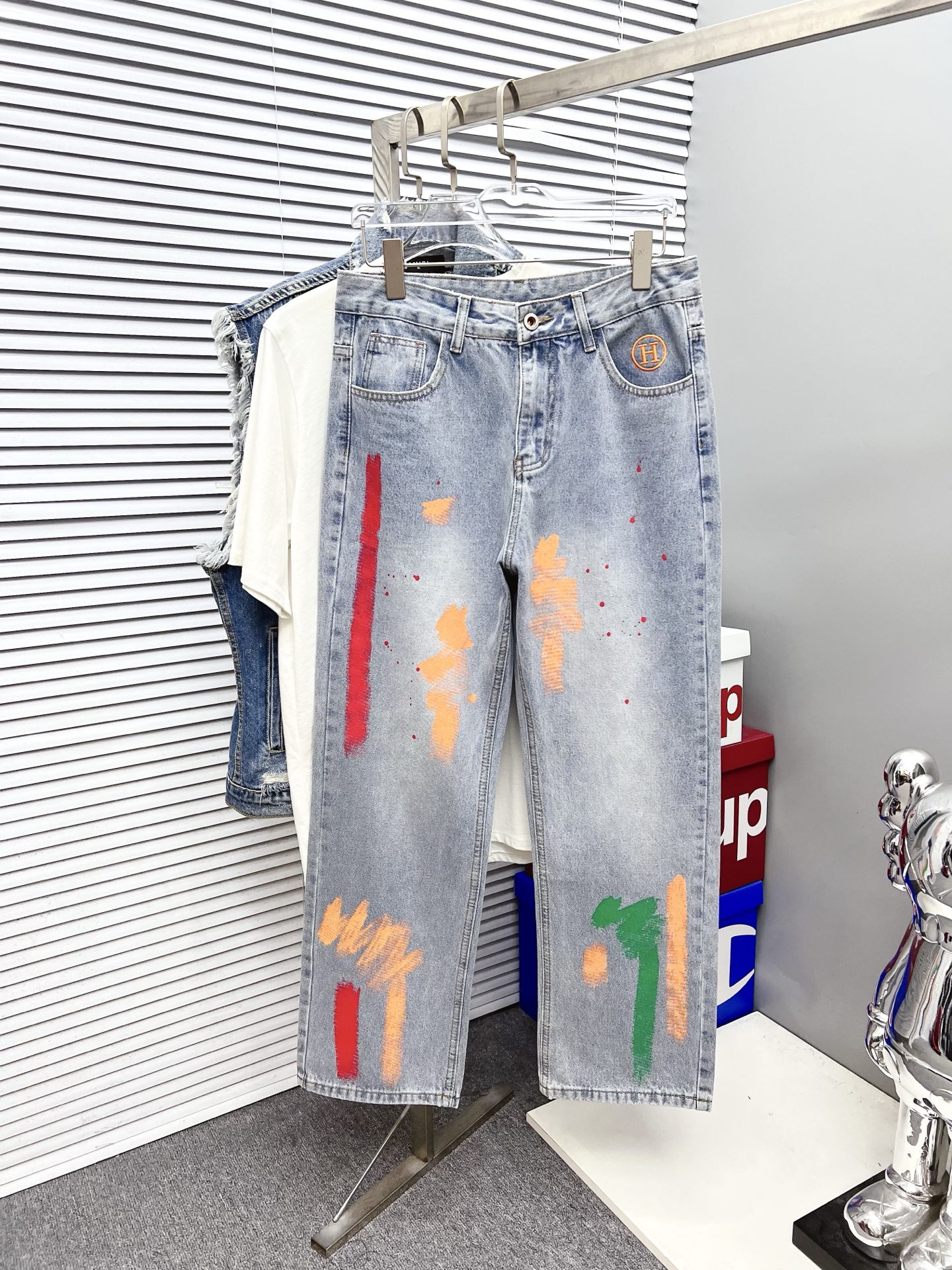 NO:523449,Hermes men's fashionable and trendy jeans, official album poster outfits!  Customer-supplied high-quality imported denim original color fabric, specially selected Japanese Okayama pure 13oz ounce denim fabric, heavy environmentally friendly plant enzyme washing process, the texture has a light retro color, which is quite beautiful, and is very suitable for the autumn and winter color matching. The fabric is soft and delicate after washing, but has a strong bones and a little elastic, providing an excellent comfort experience. There is no damage to any craft elements throughout the body, retaining the purest tannin color!  The whole body details are so perfect, exquisite and exquisite. The latest waist leather marks highlight the brand's characteristics, and hardware accessories, leather marks, and wiring all reflect craftsmanship!  The style is perfectly tailored, and the hip lifting effect is excellent. It can easily sweep any top matching in the wardrobe. It has extensive compatibility and is satisfied with various daily outfits. It has a lot of upper body styles and must-have trousers for quality control and 1V masturbation control!  Size 29-38 None 35 37,,hermes,jeans,alexander wang19860909爱马仕 男士时尚潮流大裤脚牛仔裤,官宣画册海报穿搭款！ 客供高级进口的丹宁原色面料,特选日本冈山纯正13oz 盎司牛仔布料,重磅环保植物酵素水洗工艺,肌理有着淡淡的复古色彩,相当漂亮,极符合秋冬的配色,面料经过水洗后柔软细腻,但筋骨感极强,且略带弹力,提供了绝佳的舒适体验,通身无任何工艺元素破坏,保留了最纯粹的丹宁本色！通身细节完美如斯,精湛且考究,最新的腰部皮标彰显了品牌特质,五金配件、皮标、走线无不体现出匠心工艺！版型剪裁完美,提臀修身效果绝佳,可轻松横扫衣橱任何的上装搭配,兼容性广泛,满足于日常各种穿搭,上身型款十足,于品质控及1V迷控者必入型裤装！ 尺码29-38 无35 37,,hermes,jeans,alexander wang,Men's clothing