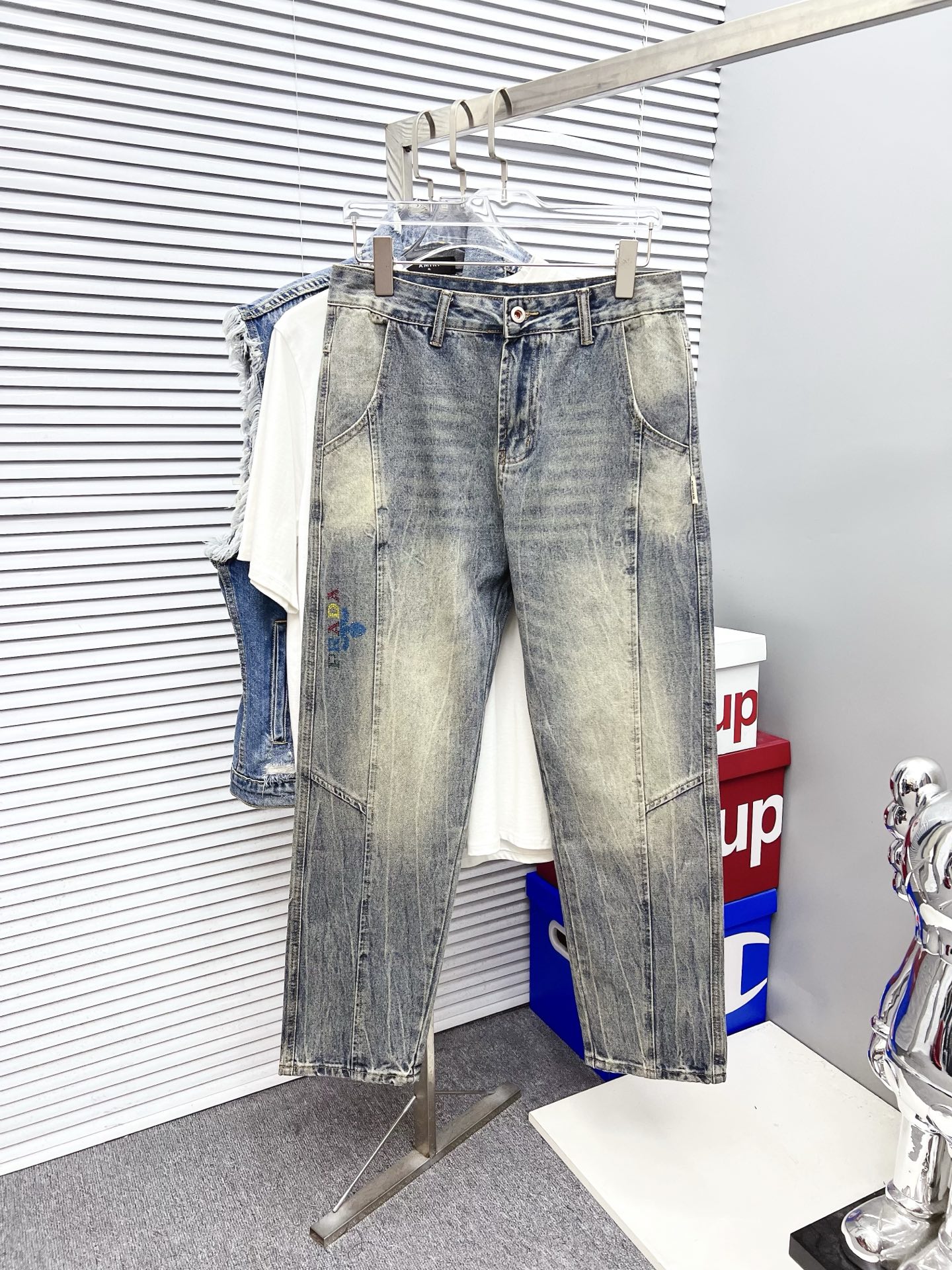 NO:523451,PRADA Men's fashionable and trendy big trousers and jeans, official album poster outfits!  Customer-supplied high-quality imported denim original color fabric, specially selected Japanese Okayama pure 13oz ounce denim fabric, heavy environmentally friendly plant enzyme washing process, the texture has a light retro color, which is quite beautiful, and is very suitable for the autumn and winter color matching. The fabric is soft and delicate after washing, but has a strong bones and a little elastic, providing an excellent comfort experience. There is no damage to any craft elements throughout the body, retaining the purest tannin color!  The whole body details are so perfect, exquisite and exquisite. The latest waist leather marks highlight the brand's characteristics, and hardware accessories, leather marks, and wiring all reflect craftsmanship!  The style is perfectly tailored, and the hip lifting effect is excellent. It can easily sweep any top matching in the wardrobe. It has extensive compatibility and is satisfied with various daily outfits. It has a lot of upper body styles and must-have trousers for quality control and 1V masturbation control!  Size 29-38 None 35 37,,prada,prada,jeans,alexander wang19860909PRADA 普拉达 男士时尚潮流大裤脚牛仔裤,官宣画册海报穿搭款！ 客供高级进口的丹宁原色面料,特选日本冈山纯正13oz 盎司牛仔布料,重磅环保植物酵素水洗工艺,肌理有着淡淡的复古色彩,相当漂亮,极符合秋冬的配色,面料经过水洗后柔软细腻,但筋骨感极强,且略带弹力,提供了绝佳的舒适体验,通身无任何工艺元素破坏,保留了最纯粹的丹宁本色！通身细节完美如斯,精湛且考究,最新的腰部皮标彰显了品牌特质,五金配件、皮标、走线无不体现出匠心工艺！版型剪裁完美,提臀修身效果绝佳,可轻松横扫衣橱任何的上装搭配,兼容性广泛,满足于日常各种穿搭,上身型款十足,于品质控及1V迷控者必入型裤装！ 尺码29-38 无35 37,,prada,prada,jeans,alexander wang,Men's clothing