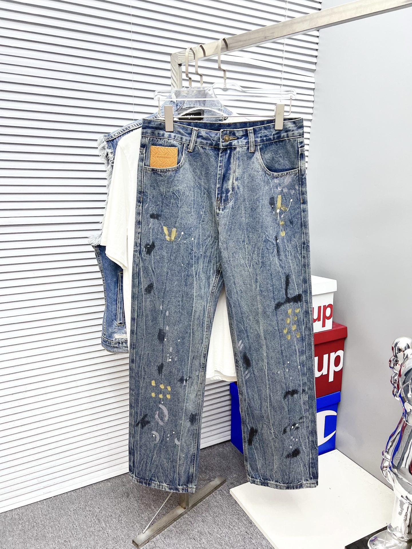 NO:523438,Burberry men's fashionable and trendy jeans with big trousers, official album poster outfits!  Customer-supplied high-quality imported denim original color fabric, specially selected Japanese Okayama pure 13oz ounce denim fabric, heavy environmentally friendly plant enzyme washing process, the texture has a light retro color, which is quite beautiful, and is very suitable for the autumn and winter color matching. The fabric is soft and delicate after washing, but has a strong bones and a little elastic, providing an excellent comfort experience. There is no damage to any craft elements throughout the body, retaining the purest tannin color!  The whole body details are so perfect, exquisite and exquisite. The latest waist leather marks highlight the brand's characteristics, and hardware accessories, leather marks, and wiring all reflect craftsmanship!  The style is perfectly tailored, and the hip lifting effect is excellent. It can easily sweep any top matching in the wardrobe. It has extensive compatibility and is satisfied with various daily outfits. It has a lot of upper body styles and must-have trousers for quality control and 1V masturbation control!  Size 29-38 None 35 37, burberry,burberry,jeans,alexander wang19860909Burberry 巴宝莉 男士时尚潮流大裤脚牛仔裤,官宣画册海报穿搭款！ 客供高级进口的丹宁原色面料,特选日本冈山纯正13oz 盎司牛仔布料,重磅环保植物酵素水洗工艺,肌理有着淡淡的复古色彩,相当漂亮,极符合秋冬的配色,面料经过水洗后柔软细腻,但筋骨感极强,且略带弹力,提供了绝佳的舒适体验,通身无任何工艺元素破坏,保留了最纯粹的丹宁本色！通身细节完美如斯,精湛且考究,最新的腰部皮标彰显了品牌特质,五金配件、皮标、走线无不体现出匠心工艺！版型剪裁完美,提臀修身效果绝佳,可轻松横扫衣橱任何的上装搭配,兼容性广泛,满足于日常各种穿搭,上身型款十足,于品质控及1V迷控者必入型裤装！ 尺码29-38 无35 37,,burberry,burberry,jeans,alexander wang,Men's clothing