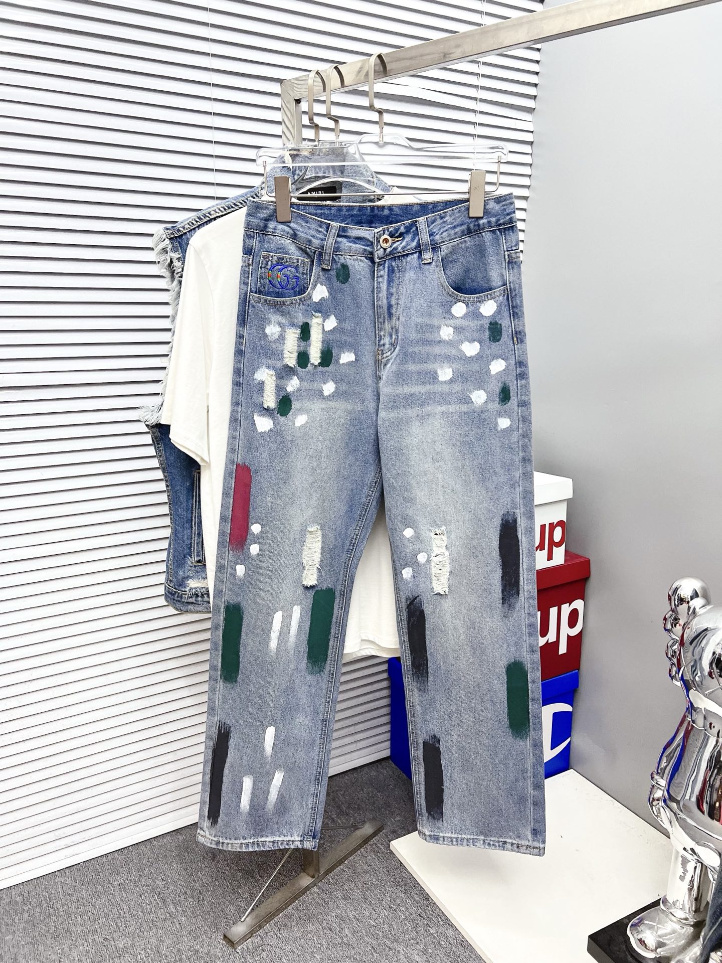 NO:523440,GUCCI Men's fashionable and trendy big trousers and jeans, official album poster outfits!  Customer-supplied high-quality imported denim original color fabric, specially selected Japanese Okayama pure 13oz ounce denim fabric, heavy environmentally friendly plant enzyme washing process, the texture has a light retro color, which is quite beautiful, and is very suitable for the autumn and winter color matching. The fabric is soft and delicate after washing, but has a strong bones and a little elastic, providing an excellent comfort experience. There is no damage to any craft elements throughout the body, retaining the purest tannin color!  The whole body details are so perfect, exquisite and exquisite. The latest waist leather marks highlight the brand's characteristics, and hardware accessories, leather marks, and wiring all reflect craftsmanship!  The style is perfectly tailored, and the hip lifting effect is excellent. It can easily sweep any top matching in the wardrobe. It has extensive compatibility and is satisfied with various daily outfits. It has a lot of upper body styles and must-have trousers for quality control and 1V masturbation control!  Size 29-38 None 35 37, gucci,jeans,alexander wang19860909GUCCI 古奇 男士时尚潮流大裤脚牛仔裤,官宣画册海报穿搭款！ 客供高级进口的丹宁原色面料,特选日本冈山纯正13oz 盎司牛仔布料,重磅环保植物酵素水洗工艺,肌理有着淡淡的复古色彩,相当漂亮,极符合秋冬的配色,面料经过水洗后柔软细腻,但筋骨感极强,且略带弹力,提供了绝佳的舒适体验,通身无任何工艺元素破坏,保留了最纯粹的丹宁本色！通身细节完美如斯,精湛且考究,最新的腰部皮标彰显了品牌特质,五金配件、皮标、走线无不体现出匠心工艺！版型剪裁完美,提臀修身效果绝佳,可轻松横扫衣橱任何的上装搭配,兼容性广泛,满足于日常各种穿搭,上身型款十足,于品质控及1V迷控者必入型裤装！ 尺码29-38 无35 37,,gucci,jeans,alexander wang,Men's clothing