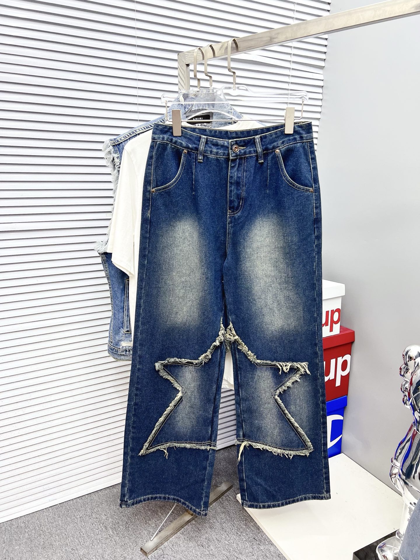 NO:523442,Armani Men's fashionable and trendy big trousers and jeans, official album poster outfits!  Customer-supplied high-quality imported denim original color fabric, specially selected Japanese Okayama pure 13oz ounce denim fabric, heavy environmentally friendly plant enzyme washing process, the texture has a light retro color, which is quite beautiful, and is very suitable for the autumn and winter color matching. The fabric is soft and delicate after washing, but has a strong bones and a little elastic, providing an excellent comfort experience. There is no damage to any craft elements throughout the body, retaining the purest tannin color!  The whole body details are so perfect, exquisite and exquisite. The latest waist leather marks highlight the brand's characteristics, and hardware accessories, leather marks, and wiring all reflect craftsmanship!  The style is perfectly tailored, and the hip lifting effect is excellent. It can easily sweep any top matching in the wardrobe. It has extensive compatibility and is satisfied with various daily outfits. It has a lot of upper body styles and must-have trousers for quality control and 1V masturbation control!  Size 29-38 None 35 37, Armani,armani,jeans,alexander wang19860909Armani 阿玛尼 男士时尚潮流大裤脚牛仔裤,官宣画册海报穿搭款！ 客供高级进口的丹宁原色面料,特选日本冈山纯正13oz 盎司牛仔布料,重磅环保植物酵素水洗工艺,肌理有着淡淡的复古色彩,相当漂亮,极符合秋冬的配色,面料经过水洗后柔软细腻,但筋骨感极强,且略带弹力,提供了绝佳的舒适体验,通身无任何工艺元素破坏,保留了最纯粹的丹宁本色！通身细节完美如斯,精湛且考究,最新的腰部皮标彰显了品牌特质,五金配件、皮标、走线无不体现出匠心工艺！版型剪裁完美,提臀修身效果绝佳,可轻松横扫衣橱任何的上装搭配,兼容性广泛,满足于日常各种穿搭,上身型款十足,于品质控及1V迷控者必入型裤装！ 尺码29-38 无35 37,,armani,armani,jeans,alexander wang,Men's clothing