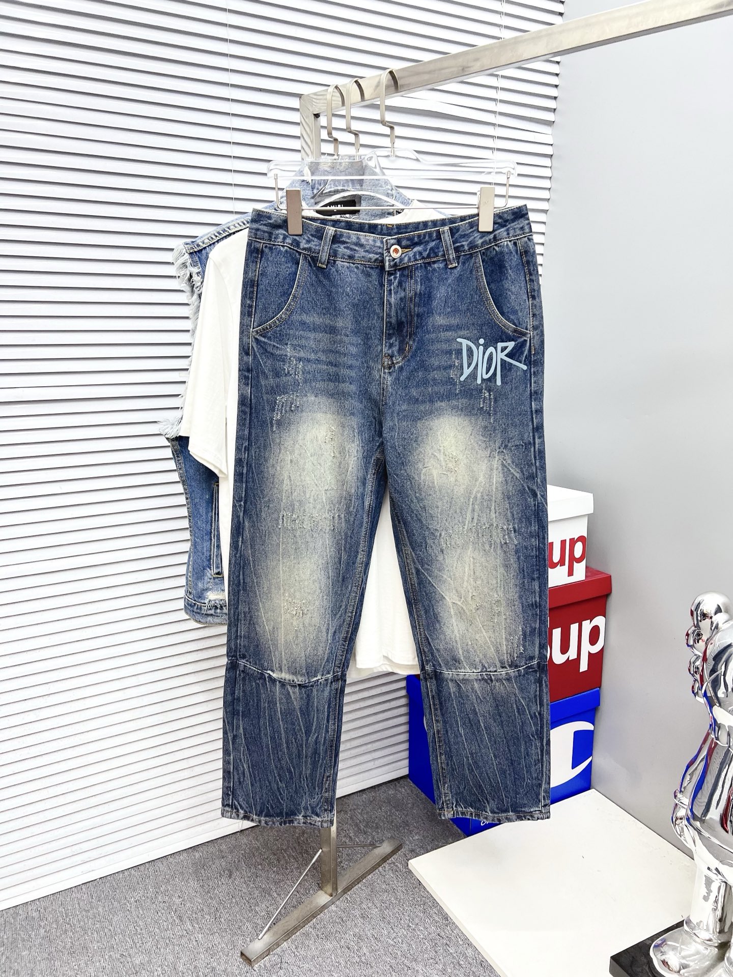 NO:523444,Dior Men's fashionable and trendy big trousers and jeans, official album poster outfits!  Customer-supplied high-quality imported denim original color fabric, specially selected Japanese Okayama pure 13oz ounce denim fabric, heavy environmentally friendly plant enzyme washing process, the texture has a light retro color, which is quite beautiful, and is very suitable for the autumn and winter color matching. The fabric is soft and delicate after washing, but has a strong bones and a little elastic, providing an excellent comfort experience. There is no damage to any craft elements throughout the body, retaining the purest tannin color!  The whole body details are so perfect, exquisite and exquisite. The latest waist leather marks highlight the brand's characteristics, and hardware accessories, leather marks, and wiring all reflect craftsmanship!  The style is perfectly tailored, and the hip lifting effect is excellent. It can easily sweep any top matching in the wardrobe. It has extensive compatibility and is satisfied with various daily outfits. It has a lot of upper body styles and must-have trousers for quality control and 1V masturbation control!  Size 29-38 None 35 37,,dior,dior,jeans,alexander wang19860909Dior 迪奥 男士时尚潮流大裤脚牛仔裤,官宣画册海报穿搭款！ 客供高级进口的丹宁原色面料,特选日本冈山纯正13oz 盎司牛仔布料,重磅环保植物酵素水洗工艺,肌理有着淡淡的复古色彩,相当漂亮,极符合秋冬的配色,面料经过水洗后柔软细腻,但筋骨感极强,且略带弹力,提供了绝佳的舒适体验,通身无任何工艺元素破坏,保留了最纯粹的丹宁本色！通身细节完美如斯,精湛且考究,最新的腰部皮标彰显了品牌特质,五金配件、皮标、走线无不体现出匠心工艺！版型剪裁完美,提臀修身效果绝佳,可轻松横扫衣橱任何的上装搭配,兼容性广泛,满足于日常各种穿搭,上身型款十足,于品质控及1V迷控者必入型裤装！ 尺码29-38 无35 37,,dior,dior,jeans,alexander wang,Men's clothing