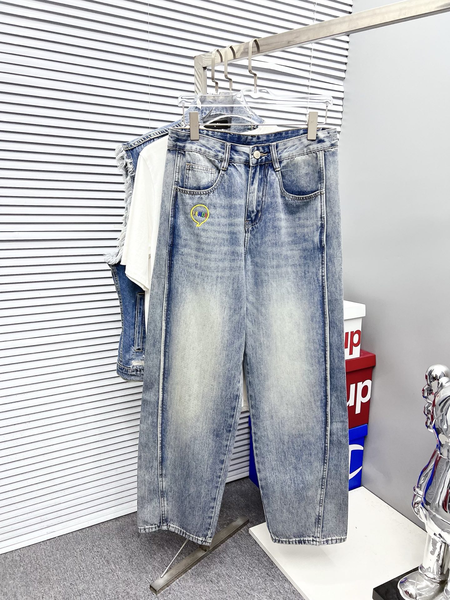 NO:523446,FENDI Men's fashionable and trendy big trousers and jeans, official album poster outfits!  Customer-supplied high-quality imported denim original color fabric, specially selected Japanese Okayama pure 13oz ounce denim fabric, heavy environmentally friendly plant enzyme washing process, the texture has a light retro color, which is quite beautiful, and is very suitable for the autumn and winter color matching. The fabric is soft and delicate after washing, but has a strong bones and a little elastic, providing an excellent comfort experience. There is no damage to any craft elements throughout the body, retaining the purest tannin color!  The whole body details are so perfect, exquisite and exquisite. The latest waist leather marks highlight the brand's characteristics, and hardware accessories, leather marks, and wiring all reflect craftsmanship!  The style is perfectly tailored, and the hip lifting effect is excellent. It can easily sweep any top matching in the wardrobe. It has extensive compatibility and is satisfied with various daily outfits. It has a lot of upper body styles and must-have trousers for quality control and 1V masturbation control!  Size 29-38 None 35 37,,fendi,fendi,jeans,alexander wang19860909FENDI 芬迪 男士时尚潮流大裤脚牛仔裤,官宣画册海报穿搭款！ 客供高级进口的丹宁原色面料,特选日本冈山纯正13oz 盎司牛仔布料,重磅环保植物酵素水洗工艺,肌理有着淡淡的复古色彩,相当漂亮,极符合秋冬的配色,面料经过水洗后柔软细腻,但筋骨感极强,且略带弹力,提供了绝佳的舒适体验,通身无任何工艺元素破坏,保留了最纯粹的丹宁本色！通身细节完美如斯,精湛且考究,最新的腰部皮标彰显了品牌特质,五金配件、皮标、走线无不体现出匠心工艺！版型剪裁完美,提臀修身效果绝佳,可轻松横扫衣橱任何的上装搭配,兼容性广泛,满足于日常各种穿搭,上身型款十足,于品质控及1V迷控者必入型裤装！ 尺码29-38 无35 37,,fendi,fendi,jeans,alexander wang,Men's clothing