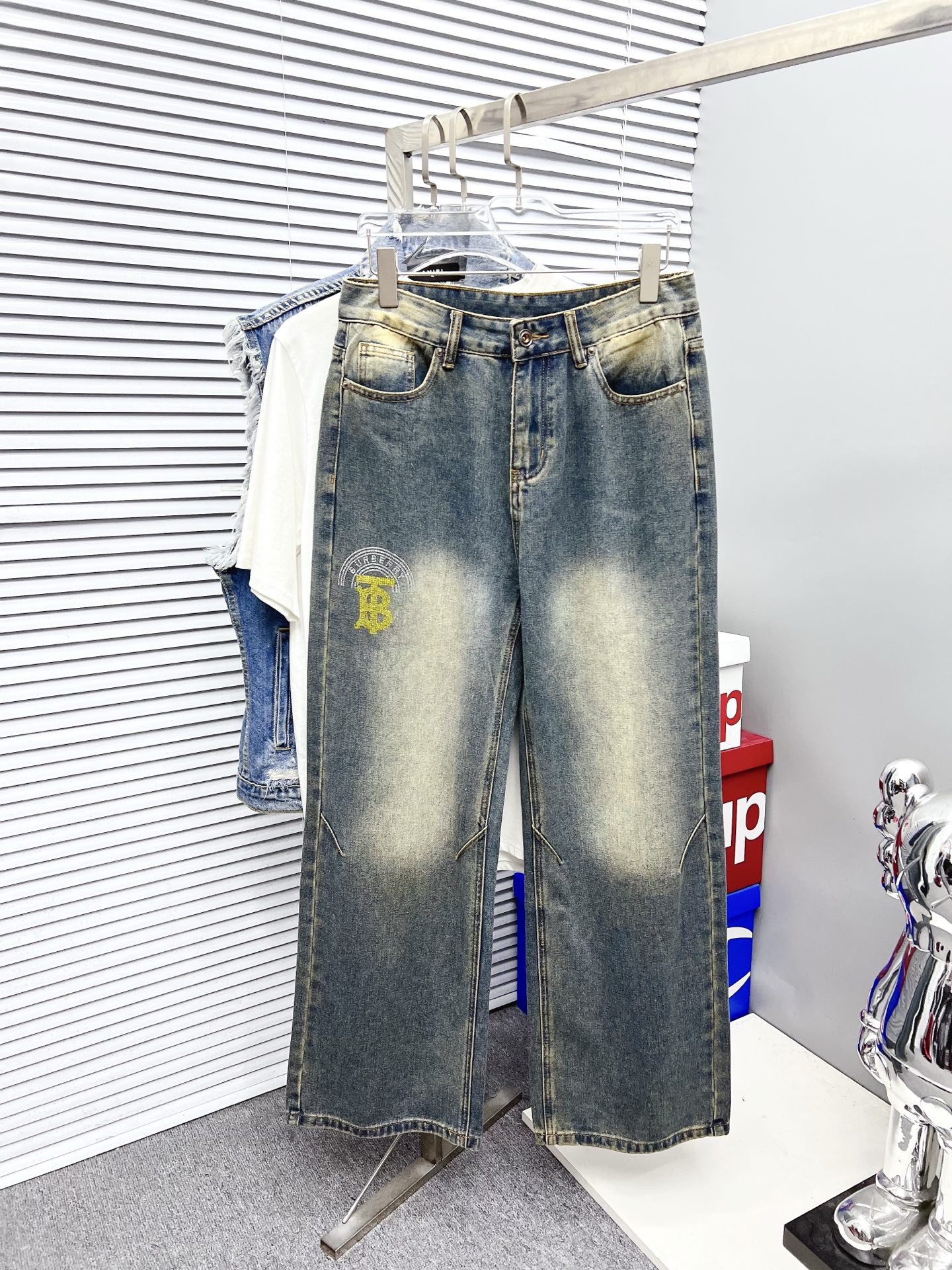 NO:523448,Burberry men's fashionable and trendy jeans with big trousers, official album poster outfits!  Customer-supplied high-quality imported denim original color fabric, specially selected Japanese Okayama pure 13oz ounce denim fabric, heavy environmentally friendly plant enzyme washing process, the texture has a light retro color, which is quite beautiful, and is very suitable for the autumn and winter color matching. The fabric is soft and delicate after washing, but has a strong bones and a little elastic, providing an excellent comfort experience. There is no damage to any craft elements throughout the body, retaining the purest tannin color!  The whole body details are so perfect, exquisite and exquisite. The latest waist leather marks highlight the brand's characteristics, and hardware accessories, leather marks, and wiring all reflect craftsmanship!  The style is perfectly tailored, and the hip lifting effect is excellent. It can easily sweep any top matching in the wardrobe. It has extensive compatibility and is satisfied with various daily outfits. It has a lot of upper body styles and must-have trousers for quality control and 1V masturbation control!  Size 29-38 None 35 37, burberry,burberry,jeans,alexander wang19860909Burberry 巴宝莉 男士时尚潮流大裤脚牛仔裤,官宣画册海报穿搭款！ 客供高级进口的丹宁原色面料,特选日本冈山纯正13oz 盎司牛仔布料,重磅环保植物酵素水洗工艺,肌理有着淡淡的复古色彩,相当漂亮,极符合秋冬的配色,面料经过水洗后柔软细腻,但筋骨感极强,且略带弹力,提供了绝佳的舒适体验,通身无任何工艺元素破坏,保留了最纯粹的丹宁本色！通身细节完美如斯,精湛且考究,最新的腰部皮标彰显了品牌特质,五金配件、皮标、走线无不体现出匠心工艺！版型剪裁完美,提臀修身效果绝佳,可轻松横扫衣橱任何的上装搭配,兼容性广泛,满足于日常各种穿搭,上身型款十足,于品质控及1V迷控者必入型裤装！ 尺码29-38 无35 37,,burberry,burberry,jeans,alexander wang,Men's clothing