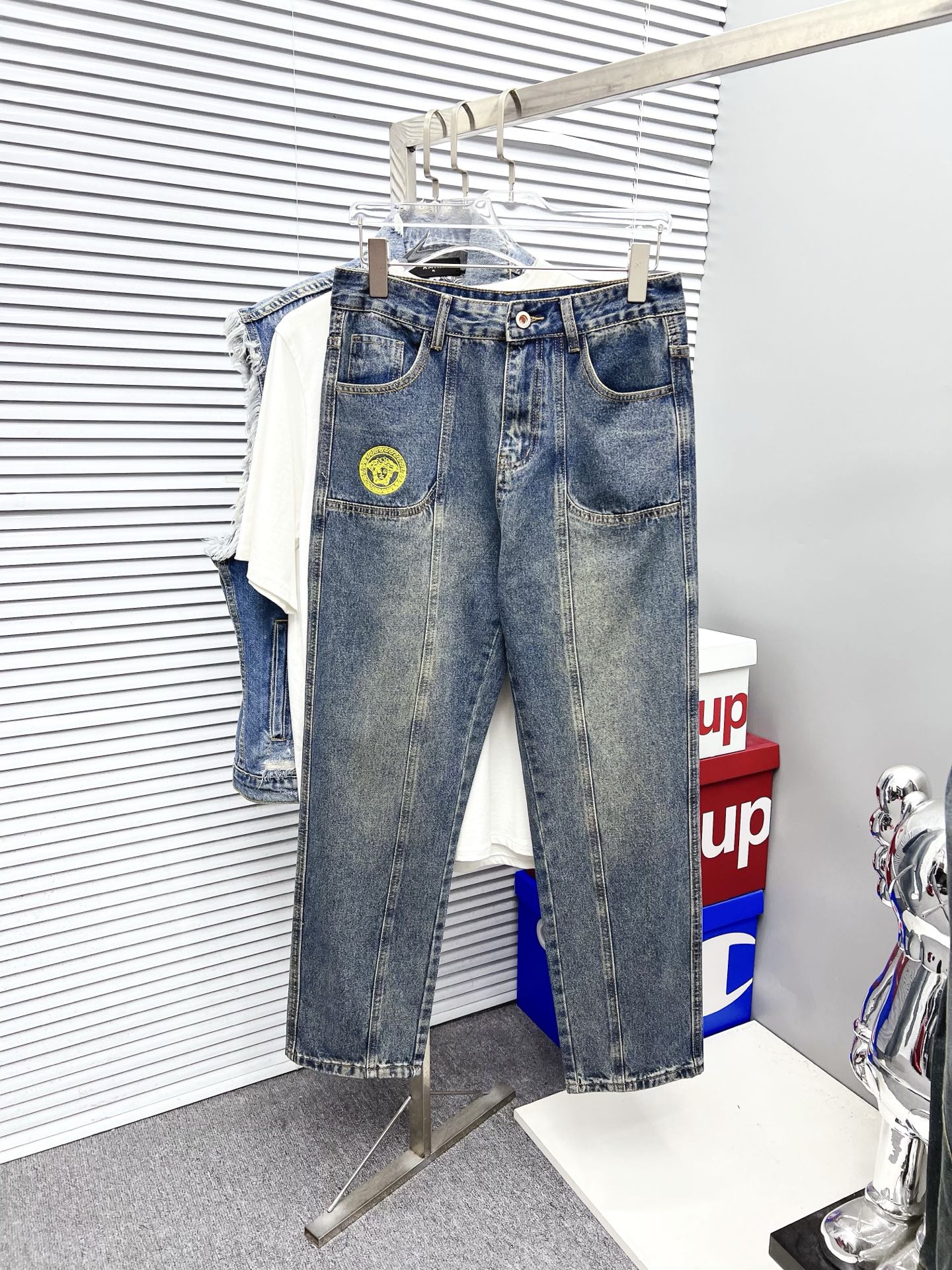 NO:523450,Versace men's fashionable and trendy jeans with big trousers, official album poster outfits!  Customer-supplied high-quality imported denim original color fabric, specially selected Japanese Okayama pure 13oz ounce denim fabric, heavy environmentally friendly plant enzyme washing process, the texture has a light retro color, which is quite beautiful, and is very suitable for the autumn and winter color matching. The fabric is soft and delicate after washing, but has a strong bones and a little elastic, providing an excellent comfort experience. There is no damage to any craft elements throughout the body, retaining the purest tannin color!  The whole body details are so perfect, exquisite and exquisite. The latest waist leather marks highlight the brand's characteristics, and hardware accessories, leather marks, and wiring all reflect craftsmanship!  The style is perfectly tailored, and the hip lifting effect is excellent. It can easily sweep any top matching in the wardrobe. It has extensive compatibility and is satisfied with various daily outfits. It has a lot of upper body styles and must-have trousers for quality control and 1V masturbation control!  Size 29-38 None 35 37, versace,jeans,alexander wang19860909范思哲 男士时尚潮流大裤脚牛仔裤,官宣画册海报穿搭款！ 客供高级进口的丹宁原色面料,特选日本冈山纯正13oz 盎司牛仔布料,重磅环保植物酵素水洗工艺,肌理有着淡淡的复古色彩,相当漂亮,极符合秋冬的配色,面料经过水洗后柔软细腻,但筋骨感极强,且略带弹力,提供了绝佳的舒适体验,通身无任何工艺元素破坏,保留了最纯粹的丹宁本色！通身细节完美如斯,精湛且考究,最新的腰部皮标彰显了品牌特质,五金配件、皮标、走线无不体现出匠心工艺！版型剪裁完美,提臀修身效果绝佳,可轻松横扫衣橱任何的上装搭配,兼容性广泛,满足于日常各种穿搭,上身型款十足,于品质控及1V迷控者必入型裤装！ 尺码29-38 无35 37,,versace,jeans,alexander wang,Men's clothing