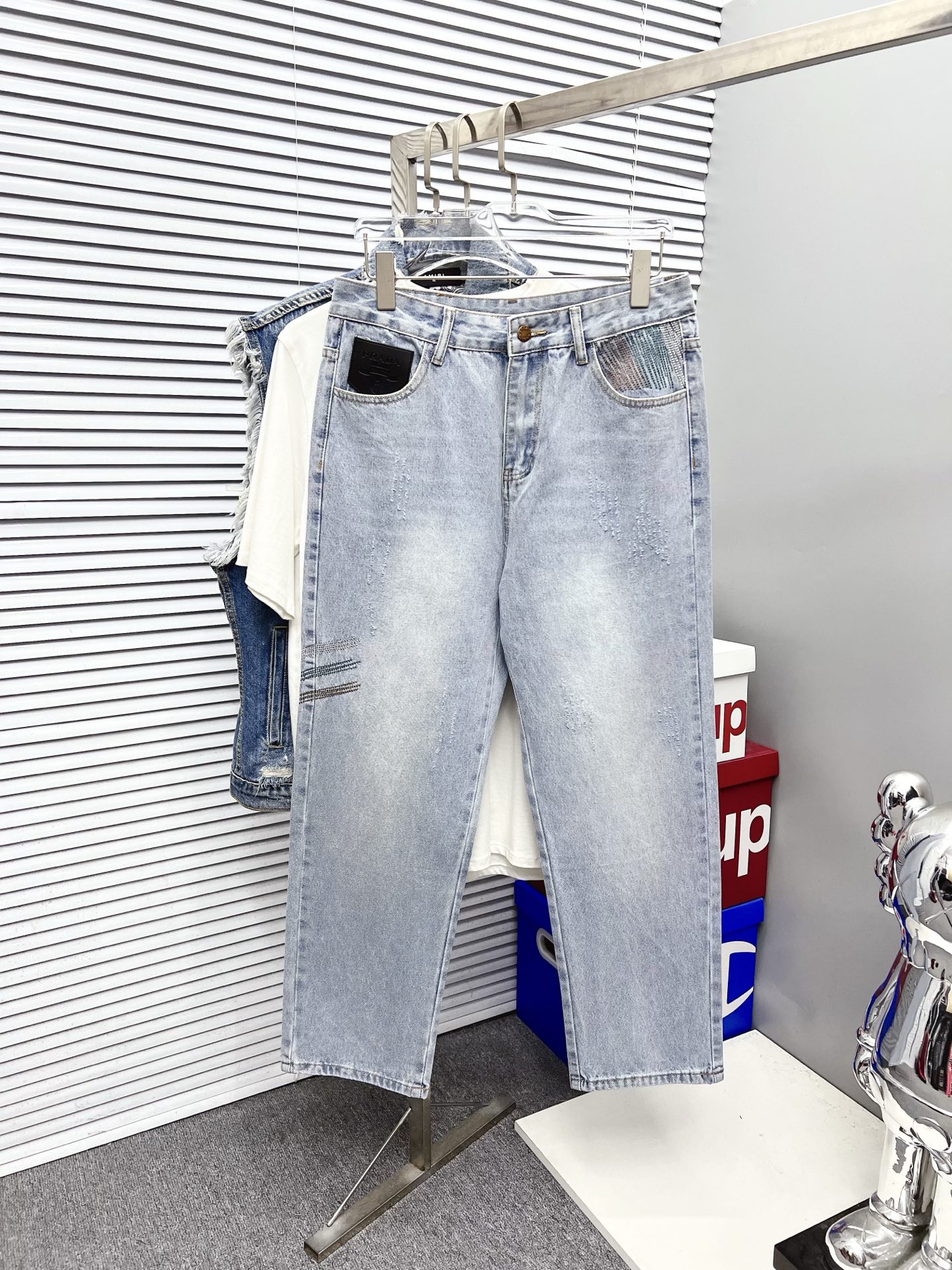 NO:523454,PRADA Men's fashionable and trendy big trousers and jeans, official album poster outfits!  Customer-supplied high-quality imported denim original color fabric, specially selected Japanese Okayama pure 13oz ounce denim fabric, heavy environmentally friendly plant enzyme washing process, the texture has a light retro color, which is quite beautiful, and is very suitable for the autumn and winter color matching. The fabric is soft and delicate after washing, but has a strong bones and a little elastic, providing an excellent comfort experience. There is no damage to any craft elements throughout the body, retaining the purest tannin color!  The whole body details are so perfect, exquisite and exquisite. The latest waist leather marks highlight the brand's characteristics, and hardware accessories, leather marks, and wiring all reflect craftsmanship!  The style is perfectly tailored, and the hip lifting effect is excellent. It can easily sweep any top matching in the wardrobe. It has extensive compatibility and is satisfied with various daily outfits. It has a lot of upper body styles and must-have trousers for quality control and 1V masturbation control!  Size 29-38 None 35 37,,prada,prada,jeans,alexander wang19860909PRADA 普拉达 男士时尚潮流大裤脚牛仔裤,官宣画册海报穿搭款！ 客供高级进口的丹宁原色面料,特选日本冈山纯正13oz 盎司牛仔布料,重磅环保植物酵素水洗工艺,肌理有着淡淡的复古色彩,相当漂亮,极符合秋冬的配色,面料经过水洗后柔软细腻,但筋骨感极强,且略带弹力,提供了绝佳的舒适体验,通身无任何工艺元素破坏,保留了最纯粹的丹宁本色！通身细节完美如斯,精湛且考究,最新的腰部皮标彰显了品牌特质,五金配件、皮标、走线无不体现出匠心工艺！版型剪裁完美,提臀修身效果绝佳,可轻松横扫衣橱任何的上装搭配,兼容性广泛,满足于日常各种穿搭,上身型款十足,于品质控及1V迷控者必入型裤装！ 尺码29-38 无35 37,,prada,prada,jeans,alexander wang,Men's clothing