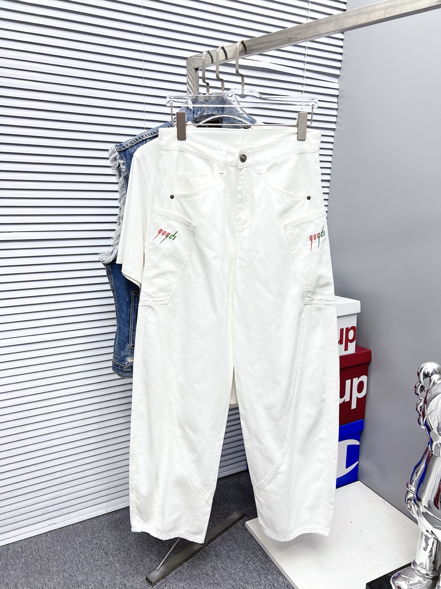 NO:523455,GUCCI Men's fashionable and trendy big trousers and jeans, official album poster outfits!  Customer-supplied high-quality imported denim original color fabric, specially selected Japanese Okayama pure 13oz ounce denim fabric, heavy environmentally friendly plant enzyme washing process, the texture has a light retro color, which is quite beautiful, and is very suitable for the autumn and winter color matching. The fabric is soft and delicate after washing, but has a strong bones and a little elastic, providing an excellent comfort experience. There is no damage to any craft elements throughout the body, retaining the purest tannin color!  The whole body details are so perfect, exquisite and exquisite. The latest waist leather marks highlight the brand's characteristics, and hardware accessories, leather marks, and wiring all reflect craftsmanship!  The style is perfectly tailored, and the hip lifting effect is excellent. It can easily sweep any top matching in the wardrobe. It has extensive compatibility and is satisfied with various daily outfits. It has a lot of upper body styles and must-have trousers for quality control and 1V masturbation control!  Size 29-38 None 35 37, gucci,jeans,alexander wang19860909GUCCI 古奇 男士时尚潮流大裤脚牛仔裤,官宣画册海报穿搭款！ 客供高级进口的丹宁原色面料,特选日本冈山纯正13oz 盎司牛仔布料,重磅环保植物酵素水洗工艺,肌理有着淡淡的复古色彩,相当漂亮,极符合秋冬的配色,面料经过水洗后柔软细腻,但筋骨感极强,且略带弹力,提供了绝佳的舒适体验,通身无任何工艺元素破坏,保留了最纯粹的丹宁本色！通身细节完美如斯,精湛且考究,最新的腰部皮标彰显了品牌特质,五金配件、皮标、走线无不体现出匠心工艺！版型剪裁完美,提臀修身效果绝佳,可轻松横扫衣橱任何的上装搭配,兼容性广泛,满足于日常各种穿搭,上身型款十足,于品质控及1V迷控者必入型裤装！ 尺码29-38 无35 37,,gucci,jeans,alexander wang,Men's clothing