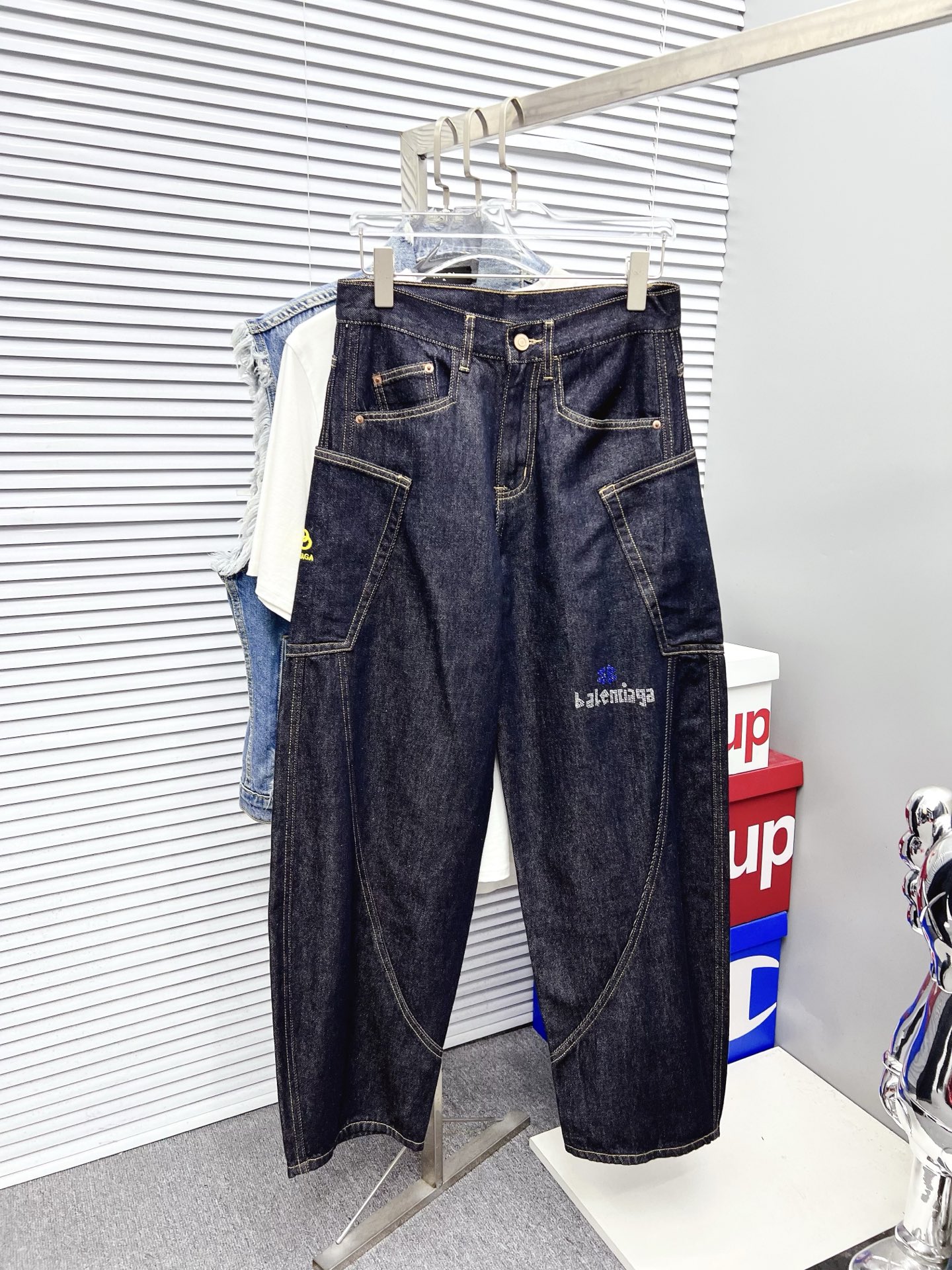 NO:523461,Balenciaga men's fashionable and trendy jeans with big trousers and legs, officially announced picture album poster outfits!  Customer-supplied high-quality imported denim original color fabric, specially selected Japanese Okayama pure 13oz ounce denim fabric, heavy environmentally friendly plant enzyme washing process, the texture has a light retro color, which is quite beautiful, and is very suitable for the autumn and winter color matching. The fabric is soft and delicate after washing, but has a strong bones and a little elastic, providing an excellent comfort experience. There is no damage to any craft elements throughout the body, retaining the purest tannin color!  The whole body details are so perfect, exquisite and exquisite. The latest waist leather marks highlight the brand's characteristics, and hardware accessories, leather marks, and wiring all reflect craftsmanship!  The style is perfectly tailored, and the hip lifting effect is excellent. It can easily sweep any top matching in the wardrobe. It has extensive compatibility and is satisfied with various daily outfits. It has a lot of upper body styles and must-have trousers for quality control and 1V masturbation control!  Size 29-38 None 35 37,,balenciaga,jeans,alexander wang19860909巴黎世家 男士时尚潮流大裤脚牛仔裤,官宣画册海报穿搭款！ 客供高级进口的丹宁原色面料,特选日本冈山纯正13oz 盎司牛仔布料,重磅环保植物酵素水洗工艺,肌理有着淡淡的复古色彩,相当漂亮,极符合秋冬的配色,面料经过水洗后柔软细腻,但筋骨感极强,且略带弹力,提供了绝佳的舒适体验,通身无任何工艺元素破坏,保留了最纯粹的丹宁本色！通身细节完美如斯,精湛且考究,最新的腰部皮标彰显了品牌特质,五金配件、皮标、走线无不体现出匠心工艺！版型剪裁完美,提臀修身效果绝佳,可轻松横扫衣橱任何的上装搭配,兼容性广泛,满足于日常各种穿搭,上身型款十足,于品质控及1V迷控者必入型裤装！ 尺码29-38 无35 37,,balenciaga,jeans,alexander wang,Men's clothing
