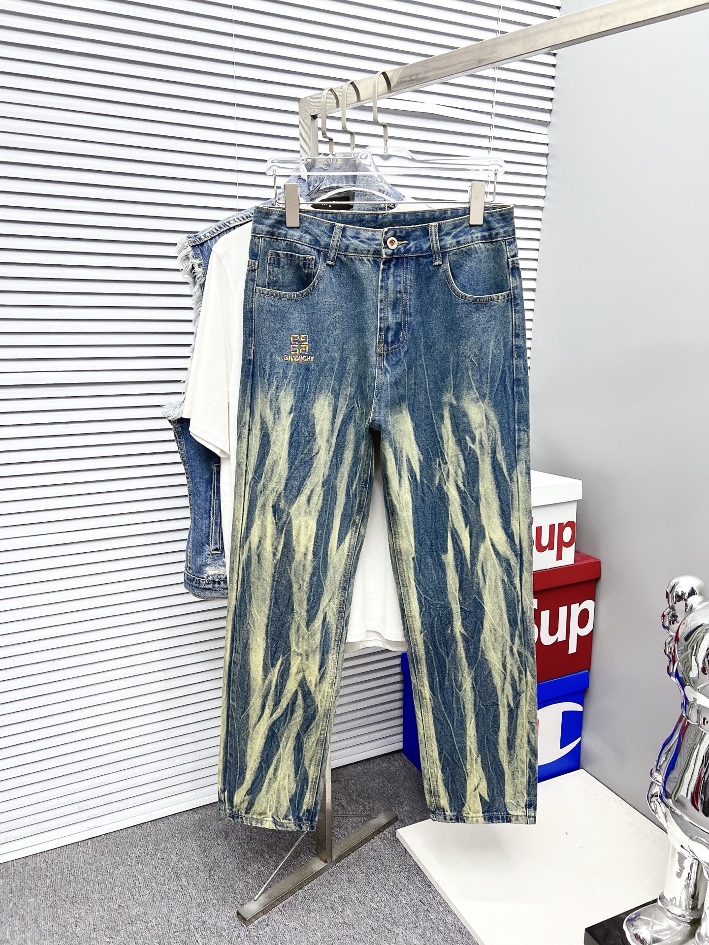 NO:523464,Luo Yiwei, men's fashionable and trendy jeans, official album poster outfits!  Customer-supplied high-quality imported denim original color fabric, specially selected Japanese Okayama pure 13oz ounce denim fabric, heavy environmentally friendly plant enzyme washing process, the texture has a light retro color, which is quite beautiful, and is very suitable for the autumn and winter color matching. The fabric is soft and delicate after washing, but has a strong bones and a little elastic, providing an excellent comfort experience. There is no damage to any craft elements throughout the body, retaining the purest tannin color!  The whole body details are so perfect, exquisite and exquisite. The latest waist leather marks highlight the brand's characteristics, and hardware accessories, leather marks, and wiring all reflect craftsmanship!  The style is perfectly tailored, and the hip lifting effect is excellent. It can easily sweep any top matching in the wardrobe. It has extensive compatibility and is satisfied with various daily outfits. It has a lot of upper body styles and must-have trousers for quality control and 1V masturbation control!  Size 29-38 None 35 37, loewe, jeans, alexander wang19860909罗意威 男士时尚潮流大裤脚牛仔裤,官宣画册海报穿搭款！ 客供高级进口的丹宁原色面料,特选日本冈山纯正13oz 盎司牛仔布料,重磅环保植物酵素水洗工艺,肌理有着淡淡的复古色彩,相当漂亮,极符合秋冬的配色,面料经过水洗后柔软细腻,但筋骨感极强,且略带弹力,提供了绝佳的舒适体验,通身无任何工艺元素破坏,保留了最纯粹的丹宁本色！通身细节完美如斯,精湛且考究,最新的腰部皮标彰显了品牌特质,五金配件、皮标、走线无不体现出匠心工艺！版型剪裁完美,提臀修身效果绝佳,可轻松横扫衣橱任何的上装搭配,兼容性广泛,满足于日常各种穿搭,上身型款十足,于品质控及1V迷控者必入型裤装！ 尺码29-38 无35 37,,loewe,jeans,alexander wang,Men's clothing