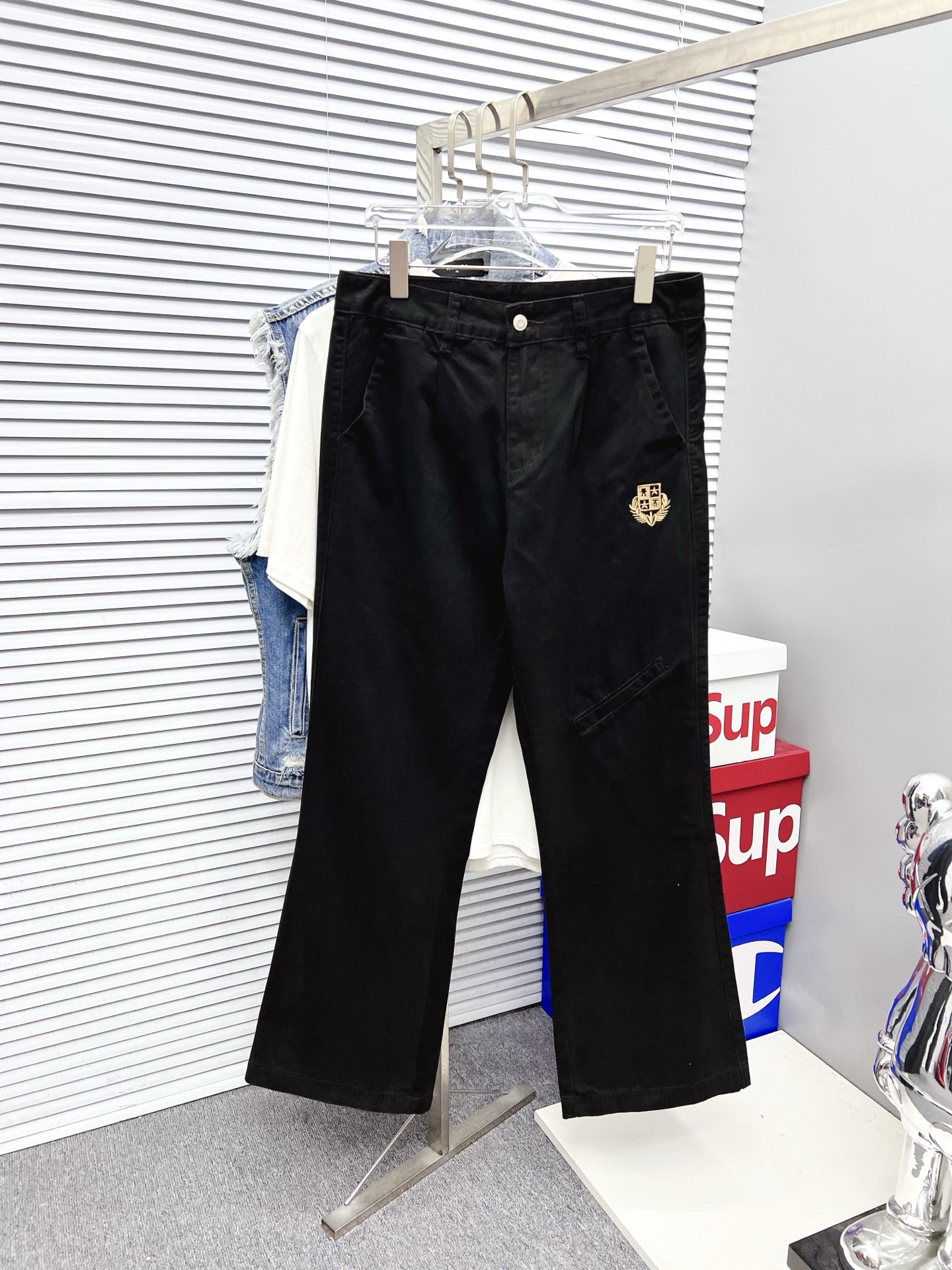 NO:523467,L P men's fashionable and trendy jeans with big trousers, official album poster outfits!  Customer-supplied high-quality imported denim original color fabric, specially selected Japanese Okayama pure 13oz ounce denim fabric, heavy environmentally friendly plant enzyme washing process, the texture has a light retro color, which is quite beautiful, and is very suitable for the autumn and winter color matching. The fabric is soft and delicate after washing, but has a strong bones and a little elastic, providing an excellent comfort experience. There is no damage to any craft elements throughout the body, retaining the purest tannin color!  The whole body details are so perfect, exquisite and exquisite. The latest waist leather marks highlight the brand's characteristics, and hardware accessories, leather marks, and wiring all reflect craftsmanship!  The style is perfectly tailored, and the hip lifting effect is excellent. It can easily sweep any top matching in the wardrobe. It has extensive compatibility and is satisfied with various daily outfits. It has a lot of upper body styles and must-have trousers for quality control and 1V masturbation control!  Size 29-38 None 35 37,,jeans,alexander wang19860909L P 男士时尚潮流大裤脚牛仔裤,官宣画册海报穿搭款！ 客供高级进口的丹宁原色面料,特选日本冈山纯正13oz 盎司牛仔布料,重磅环保植物酵素水洗工艺,肌理有着淡淡的复古色彩,相当漂亮,极符合秋冬的配色,面料经过水洗后柔软细腻,但筋骨感极强,且略带弹力,提供了绝佳的舒适体验,通身无任何工艺元素破坏,保留了最纯粹的丹宁本色！通身细节完美如斯,精湛且考究,最新的腰部皮标彰显了品牌特质,五金配件、皮标、走线无不体现出匠心工艺！版型剪裁完美,提臀修身效果绝佳,可轻松横扫衣橱任何的上装搭配,兼容性广泛,满足于日常各种穿搭,上身型款十足,于品质控及1V迷控者必入型裤装！ 尺码29-38 无35 37,,jeans,alexander wang,Men's clothing