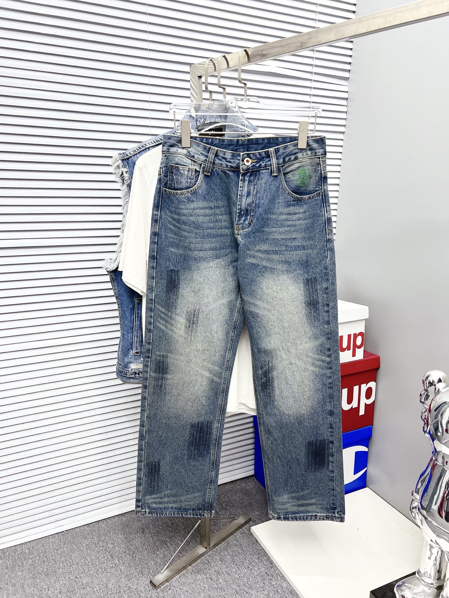 NO:523470,GUCCI Men's fashionable and trendy big trousers and jeans, official album poster outfits!  Customer-supplied high-quality imported denim original color fabric, specially selected Japanese Okayama pure 13oz ounce denim fabric, heavy environmentally friendly plant enzyme washing process, the texture has a light retro color, which is quite beautiful, and is very suitable for the autumn and winter color matching. The fabric is soft and delicate after washing, but has a strong bones and a little elastic, providing an excellent comfort experience. There is no damage to any craft elements throughout the body, retaining the purest tannin color!  The whole body details are so perfect, exquisite and exquisite. The latest waist leather marks highlight the brand's characteristics, and hardware accessories, leather marks, and wiring all reflect craftsmanship!  The style is perfectly tailored, and the hip lifting effect is excellent. It can easily sweep any top matching in the wardrobe. It has extensive compatibility and is satisfied with various daily outfits. It has a lot of upper body styles and must-have trousers for quality control and 1V masturbation control!  Size 29-38 None 35 37, gucci,jeans,alexander wang19860909GUCCI 古奇 男士时尚潮流大裤脚牛仔裤,官宣画册海报穿搭款！ 客供高级进口的丹宁原色面料,特选日本冈山纯正13oz 盎司牛仔布料,重磅环保植物酵素水洗工艺,肌理有着淡淡的复古色彩,相当漂亮,极符合秋冬的配色,面料经过水洗后柔软细腻,但筋骨感极强,且略带弹力,提供了绝佳的舒适体验,通身无任何工艺元素破坏,保留了最纯粹的丹宁本色！通身细节完美如斯,精湛且考究,最新的腰部皮标彰显了品牌特质,五金配件、皮标、走线无不体现出匠心工艺！版型剪裁完美,提臀修身效果绝佳,可轻松横扫衣橱任何的上装搭配,兼容性广泛,满足于日常各种穿搭,上身型款十足,于品质控及1V迷控者必入型裤装！ 尺码29-38 无35 37,,gucci,jeans,alexander wang,Men's clothing