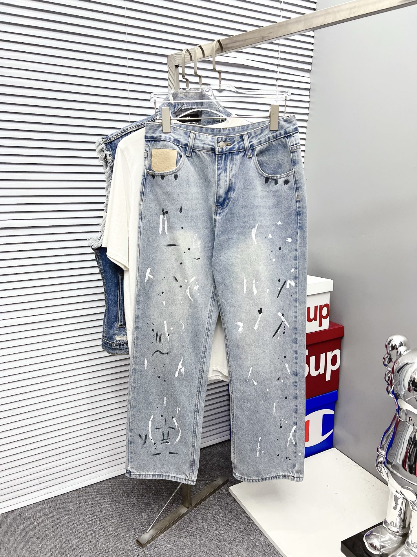 NO:523473,Dior Men's fashionable and trendy big trousers and jeans, official album poster outfits!  Customer-supplied high-quality imported denim original color fabric, specially selected Japanese Okayama pure 13oz ounce denim fabric, heavy environmentally friendly plant enzyme washing process, the texture has a light retro color, which is quite beautiful, and is very suitable for the autumn and winter color matching. The fabric is soft and delicate after washing, but has a strong bones and a little elastic, providing an excellent comfort experience. There is no damage to any craft elements throughout the body, retaining the purest tannin color!  The whole body details are so perfect, exquisite and exquisite. The latest waist leather marks highlight the brand's characteristics, and hardware accessories, leather marks, and wiring all reflect craftsmanship!  The style is perfectly tailored, and the hip lifting effect is excellent. It can easily sweep any top matching in the wardrobe. It has extensive compatibility and is satisfied with various daily outfits. It has a lot of upper body styles and must-have trousers for quality control and 1V masturbation control!  Size 29-38 None 35 37,,dior,dior,jeans,alexander wang19860909Dior 迪奥 男士时尚潮流大裤脚牛仔裤,官宣画册海报穿搭款！ 客供高级进口的丹宁原色面料,特选日本冈山纯正13oz 盎司牛仔布料,重磅环保植物酵素水洗工艺,肌理有着淡淡的复古色彩,相当漂亮,极符合秋冬的配色,面料经过水洗后柔软细腻,但筋骨感极强,且略带弹力,提供了绝佳的舒适体验,通身无任何工艺元素破坏,保留了最纯粹的丹宁本色！通身细节完美如斯,精湛且考究,最新的腰部皮标彰显了品牌特质,五金配件、皮标、走线无不体现出匠心工艺！版型剪裁完美,提臀修身效果绝佳,可轻松横扫衣橱任何的上装搭配,兼容性广泛,满足于日常各种穿搭,上身型款十足,于品质控及1V迷控者必入型裤装！ 尺码29-38 无35 37,,dior,dior,jeans,alexander wang,Men's clothing