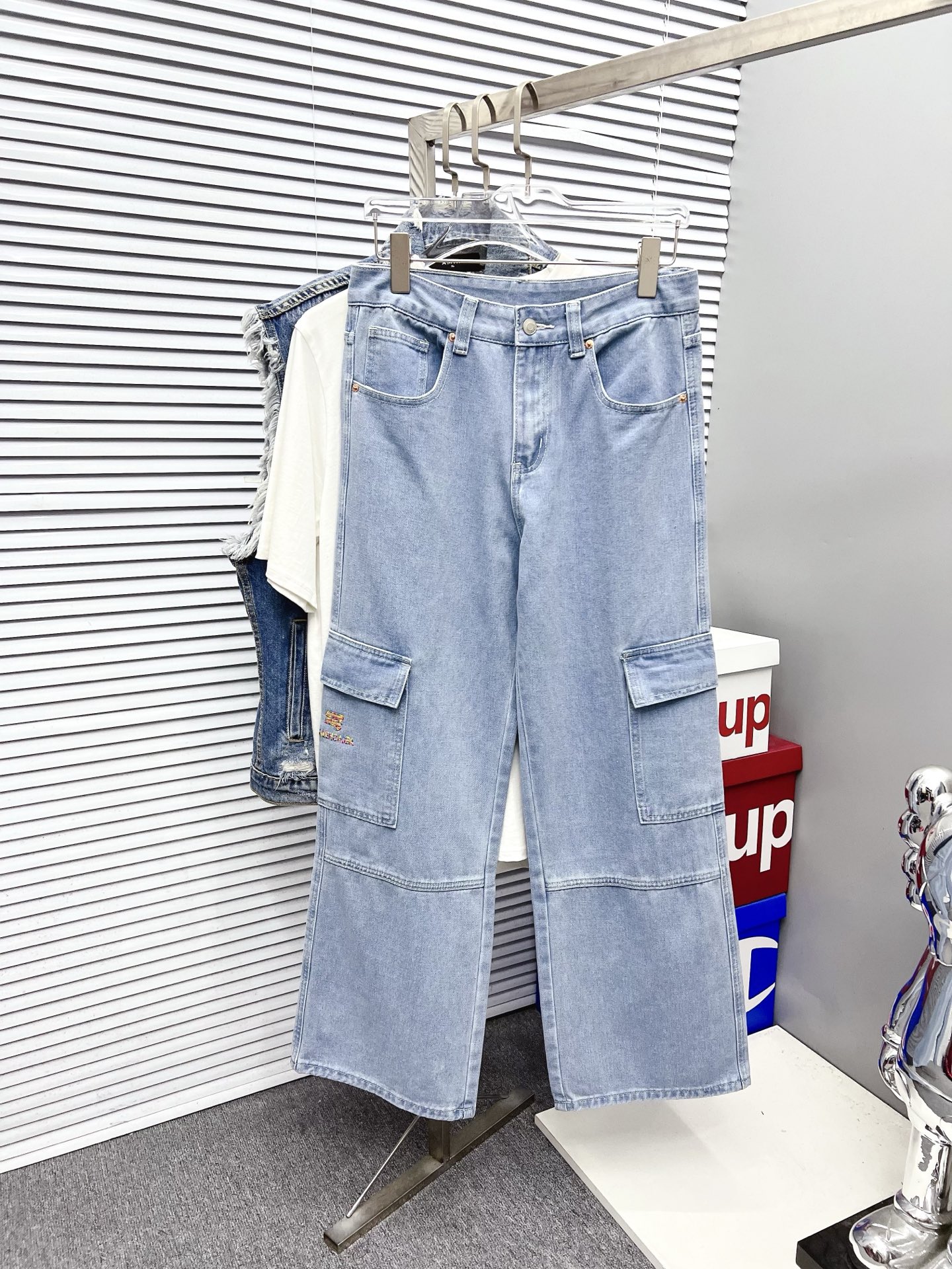 NO:523476,Balenciaga men's fashionable and trendy jeans with big trousers and legs, officially announced picture album poster outfits!  Customer-supplied high-quality imported denim original color fabric, specially selected Japanese Okayama pure 13oz ounce denim fabric, heavy environmentally friendly plant enzyme washing process, the texture has a light retro color, which is quite beautiful, and is very suitable for the autumn and winter color matching. The fabric is soft and delicate after washing, but has a strong bones and a little elastic, providing an excellent comfort experience. There is no damage to any craft elements throughout the body, retaining the purest tannin color!  The whole body details are so perfect, exquisite and exquisite. The latest waist leather marks highlight the brand's characteristics, and hardware accessories, leather marks, and wiring all reflect craftsmanship!  The style is perfectly tailored, and the hip lifting effect is excellent. It can easily sweep any top matching in the wardrobe. It has extensive compatibility and is satisfied with various daily outfits. It has a lot of upper body styles and must-have trousers for quality control and 1V masturbation control!  Size 29-38 None 35 37,,balenciaga,jeans,alexander wang19860909巴黎世家 男士时尚潮流大裤脚牛仔裤,官宣画册海报穿搭款！ 客供高级进口的丹宁原色面料,特选日本冈山纯正13oz 盎司牛仔布料,重磅环保植物酵素水洗工艺,肌理有着淡淡的复古色彩,相当漂亮,极符合秋冬的配色,面料经过水洗后柔软细腻,但筋骨感极强,且略带弹力,提供了绝佳的舒适体验,通身无任何工艺元素破坏,保留了最纯粹的丹宁本色！通身细节完美如斯,精湛且考究,最新的腰部皮标彰显了品牌特质,五金配件、皮标、走线无不体现出匠心工艺！版型剪裁完美,提臀修身效果绝佳,可轻松横扫衣橱任何的上装搭配,兼容性广泛,满足于日常各种穿搭,上身型款十足,于品质控及1V迷控者必入型裤装！ 尺码29-38 无35 37,,balenciaga,jeans,alexander wang,Men's clothing