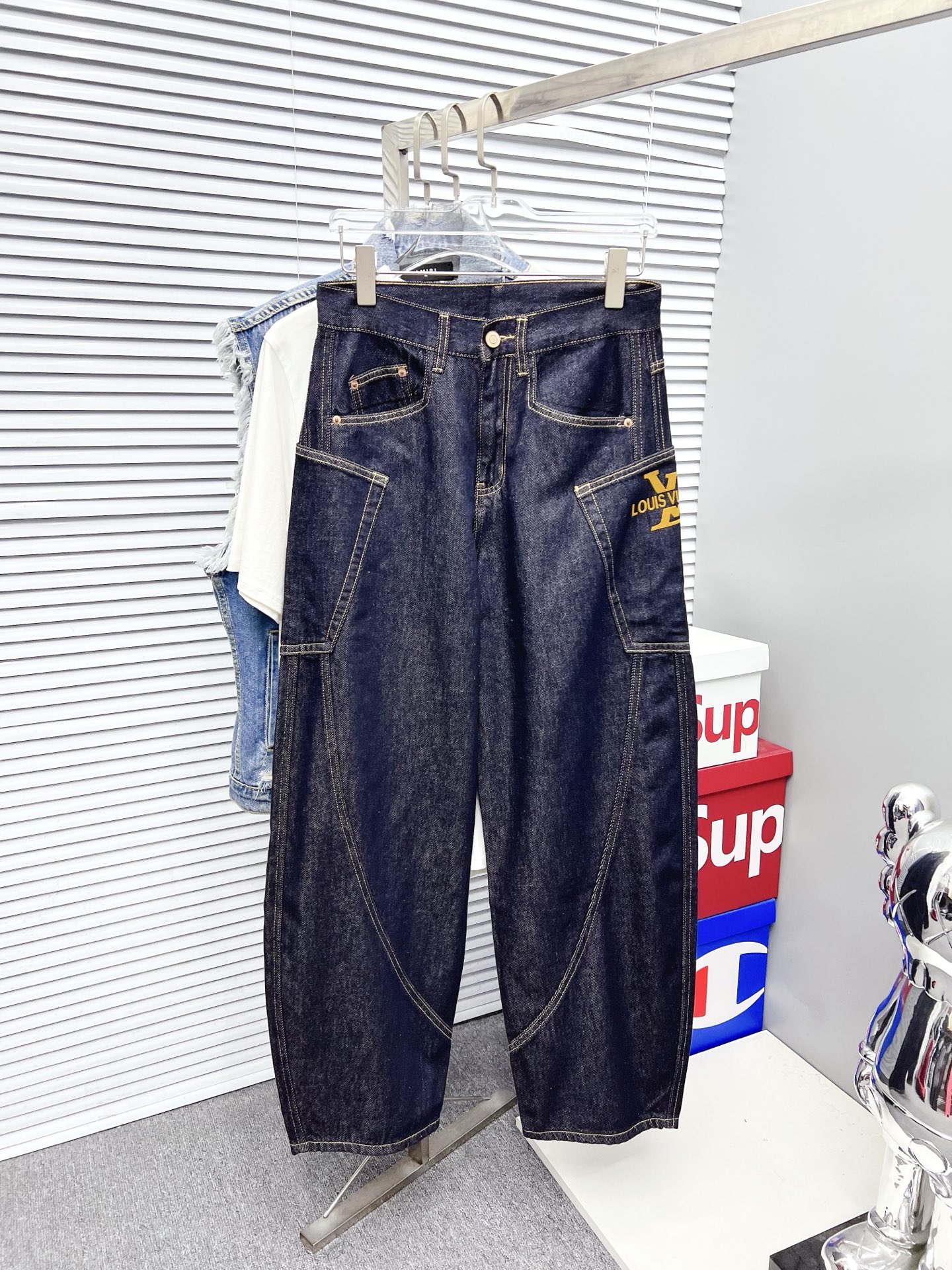 NO:523479,LV men's fashionable and trendy jeans with big trousers, official album poster outfits!  Customer-supplied high-quality imported denim original color fabric, specially selected Japanese Okayama pure 13oz ounce denim fabric, heavy environmentally friendly plant enzyme washing process, the texture has a light retro color, which is quite beautiful, and is very suitable for the autumn and winter color matching. The fabric is soft and delicate after washing, but has a strong bones and a little elastic, providing an excellent comfort experience. There is no damage to any craft elements throughout the body, retaining the purest tannin color!  The whole body details are so perfect, exquisite and exquisite. The latest waist leather marks highlight the brand's characteristics, and hardware accessories, leather marks, and wiring all reflect craftsmanship!  The style is perfectly tailored, and the hip lifting effect is excellent. It can easily sweep any top matching in the wardrobe. It has extensive compatibility and is satisfied with various daily outfits. It has a lot of upper body styles and must-have trousers for quality control and 1V masturbation control!  Size 29-38 None 35 37,,louis vuitton,jeans,alexander wang19860909LV 男士时尚潮流大裤脚牛仔裤,官宣画册海报穿搭款！ 客供高级进口的丹宁原色面料,特选日本冈山纯正13oz 盎司牛仔布料,重磅环保植物酵素水洗工艺,肌理有着淡淡的复古色彩,相当漂亮,极符合秋冬的配色,面料经过水洗后柔软细腻,但筋骨感极强,且略带弹力,提供了绝佳的舒适体验,通身无任何工艺元素破坏,保留了最纯粹的丹宁本色！通身细节完美如斯,精湛且考究,最新的腰部皮标彰显了品牌特质,五金配件、皮标、走线无不体现出匠心工艺！版型剪裁完美,提臀修身效果绝佳,可轻松横扫衣橱任何的上装搭配,兼容性广泛,满足于日常各种穿搭,上身型款十足,于品质控及1V迷控者必入型裤装！ 尺码29-38 无35 37,,louis vuitton,jeans,alexander wang,Men's clothing