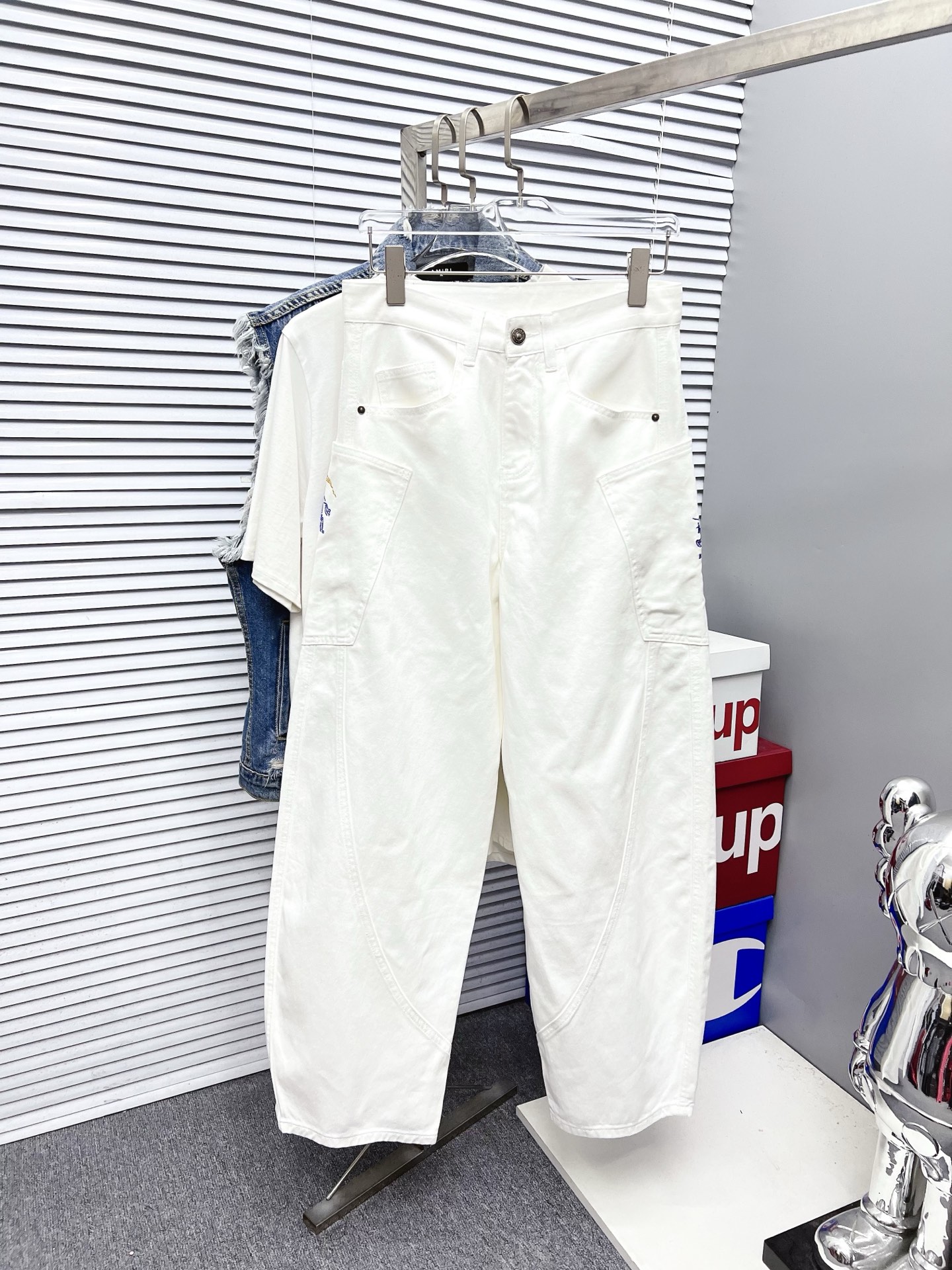 NO:523482,Puberty men's fashionable and trendy big trousers and jeans, official album poster outfits!  Customer-supplied high-quality imported denim original color fabric, specially selected Japanese Okayama pure 13oz ounce denim fabric, heavy environmentally friendly plant enzyme washing process, the texture has a light retro color, which is quite beautiful, and is very suitable for the autumn and winter color matching. The fabric is soft and delicate after washing, but has a strong bones and a little elastic, providing an excellent comfort experience. There is no damage to any craft elements throughout the body, retaining the purest tannin color!  The whole body details are so perfect, exquisite and exquisite. The latest waist leather marks highlight the brand's characteristics, and hardware accessories, leather marks, and wiring all reflect craftsmanship!  The style is perfectly tailored, and the hip lifting effect is excellent. It can easily sweep any top matching in the wardrobe. It has extensive compatibility and is satisfied with various daily outfits. It has a lot of upper body styles and must-have trousers for quality control and 1V masturbation control!  Size 29-38 None 35 37, burberry, jeans, alexander wang19860909Puberty 巴宝莉 男士时尚潮流大裤脚牛仔裤,官宣画册海报穿搭款！ 客供高级进口的丹宁原色面料,特选日本冈山纯正13oz 盎司牛仔布料,重磅环保植物酵素水洗工艺,肌理有着淡淡的复古色彩,相当漂亮,极符合秋冬的配色,面料经过水洗后柔软细腻,但筋骨感极强,且略带弹力,提供了绝佳的舒适体验,通身无任何工艺元素破坏,保留了最纯粹的丹宁本色！通身细节完美如斯,精湛且考究,最新的腰部皮标彰显了品牌特质,五金配件、皮标、走线无不体现出匠心工艺！版型剪裁完美,提臀修身效果绝佳,可轻松横扫衣橱任何的上装搭配,兼容性广泛,满足于日常各种穿搭,上身型款十足,于品质控及1V迷控者必入型裤装！ 尺码29-38 无35 37,,burberry,jeans,alexander wang,Men's clothing