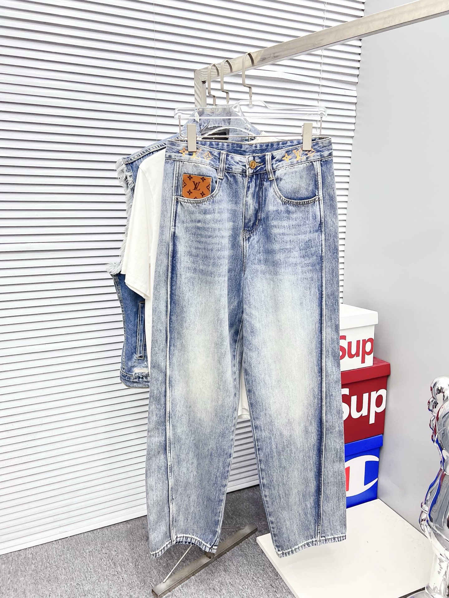 NO:523456,LV men's fashionable and trendy jeans with big trousers, official album poster outfits!  Customer-supplied high-quality imported denim original color fabric, specially selected Japanese Okayama pure 13oz ounce denim fabric, heavy environmentally friendly plant enzyme washing process, the texture has a light retro color, which is quite beautiful, and is very suitable for the autumn and winter color matching. The fabric is soft and delicate after washing, but has a strong bones and a little elastic, providing an excellent comfort experience. There is no damage to any craft elements throughout the body, retaining the purest tannin color!  The whole body details are so perfect, exquisite and exquisite. The latest waist leather marks highlight the brand's characteristics, and hardware accessories, leather marks, and wiring all reflect craftsmanship!  The style is perfectly tailored, and the hip lifting effect is excellent. It can easily sweep any top matching in the wardrobe. It has extensive compatibility and is satisfied with various daily outfits. It has a lot of upper body styles and must-have trousers for quality control and 1V masturbation control!  Size 29-38 None 35 37,,louis vuitton,jeans,alexander wang19860909LV 男士时尚潮流大裤脚牛仔裤,官宣画册海报穿搭款！ 客供高级进口的丹宁原色面料,特选日本冈山纯正13oz 盎司牛仔布料,重磅环保植物酵素水洗工艺,肌理有着淡淡的复古色彩,相当漂亮,极符合秋冬的配色,面料经过水洗后柔软细腻,但筋骨感极强,且略带弹力,提供了绝佳的舒适体验,通身无任何工艺元素破坏,保留了最纯粹的丹宁本色！通身细节完美如斯,精湛且考究,最新的腰部皮标彰显了品牌特质,五金配件、皮标、走线无不体现出匠心工艺！版型剪裁完美,提臀修身效果绝佳,可轻松横扫衣橱任何的上装搭配,兼容性广泛,满足于日常各种穿搭,上身型款十足,于品质控及1V迷控者必入型裤装！ 尺码29-38 无35 37,,louis vuitton,jeans,alexander wang,Men's clothing