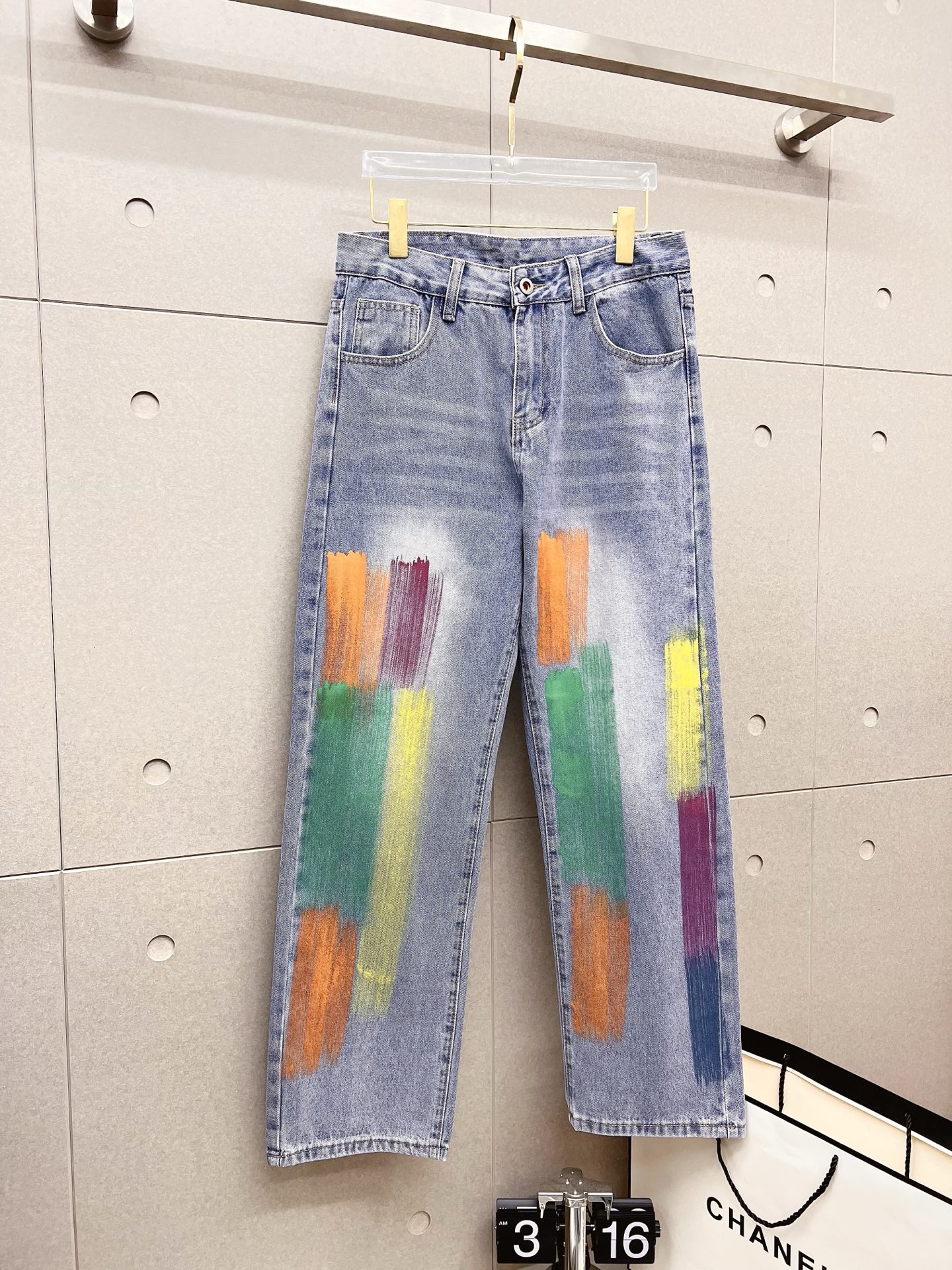 NO:601827,GUCCI men's fashion trendy large hem jeans, official album and poster wear style!  High-grade imported denim raw color fabrics are supplied to customers, and the pure 13oz denim fabrics from Okayama, Japan are specially selected. Heavy-duty environmentally friendly plant enzyme washing process is used. The texture has a light retro color, which is quite beautiful and is very suitable for autumn and winter color matching. The fabric is soft and delicate after washing, but has strong bones and a slight stretch, providing an excellent comfortable experience. There is no damage from any technological elements throughout the body, retaining the purest tannin color!  The details throughout the body are perfect, exquisite and sophisticated. The latest leather label on the waist highlights the brand's characteristics. The hardware accessories, leather label and wiring all reflect the craftsmanship!  The silhouette is perfectly tailored and has excellent butt lift and slimming effect. It can be easily matched with any top in the wardrobe. It has wide compatibility and is suitable for various daily wear. The upper body is full of style. It is a must-have trousers for those who are obsessed with quality control and 1V!  Size 29-38 No 35 37,,gucci,jeans,alexander wang19860909GUCCI 古奇 男士时尚潮流大裤脚牛仔裤,官宣画册海报穿搭款！ 客供高级进口的丹宁原色面料,特选日本冈山纯正13oz 盎司牛仔布料,重磅环保植物酵素水洗工艺,肌理有着淡淡的复古色彩,相当漂亮,极符合秋冬的配色,面料经过水洗后柔软细腻,但筋骨感极强,且略带弹力,提供了绝佳的舒适体验,通身无任何工艺元素破坏,保留了最纯粹的丹宁本色！通身细节完美如斯,精湛且考究,最新的腰部皮标彰显了品牌特质,五金配件、皮标、走线无不体现出匠心工艺！版型剪裁完美,提臀修身效果绝佳,可轻松横扫衣橱任何的上装搭配,兼容性广泛,满足于日常各种穿搭,上身型款十足,于品质控及1V迷控者必入型裤装！ 尺码29-38 无35 37,,gucci,jeans,alexander wang,Men's clothing