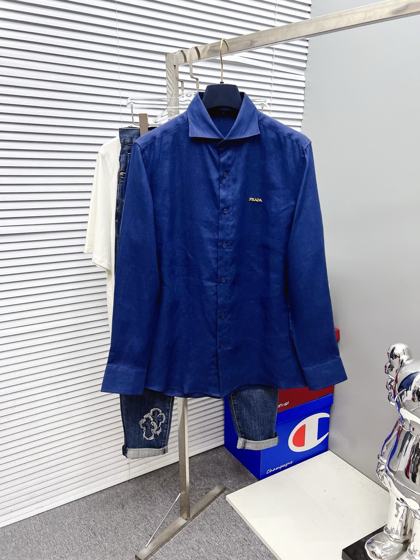 NO:523388,'PRADA' original single product. Hot products are coming. 2025ss official website new long-sleeved shirts, exquisite embroidered logos, high-end version, customized counter fabrics, breathable and comfortable, exquisitely crafted, impeccable details, brand elements design concept, reflect high quality. The feel is delicate and soft!  It is casually cut, with a great upper body style!  Code number M-3XL, prada, prada, shirts, alexander wang19860909《PRADA 普拉达》 原单货.爆款来袭 2025ss官网新款长袖 衬衫 衬衣,精美刺绣Logo 高端版本,专柜定制面料 透气舒适度高,精工制作,细节处理完美无可挑剔,品牌元素设计理念,体现高品质.手感细腻柔软！呈现休闲裁剪,上身版型超赞！码数M-3XL,,prada,prada,shirts,alexander wang,Men's clothing