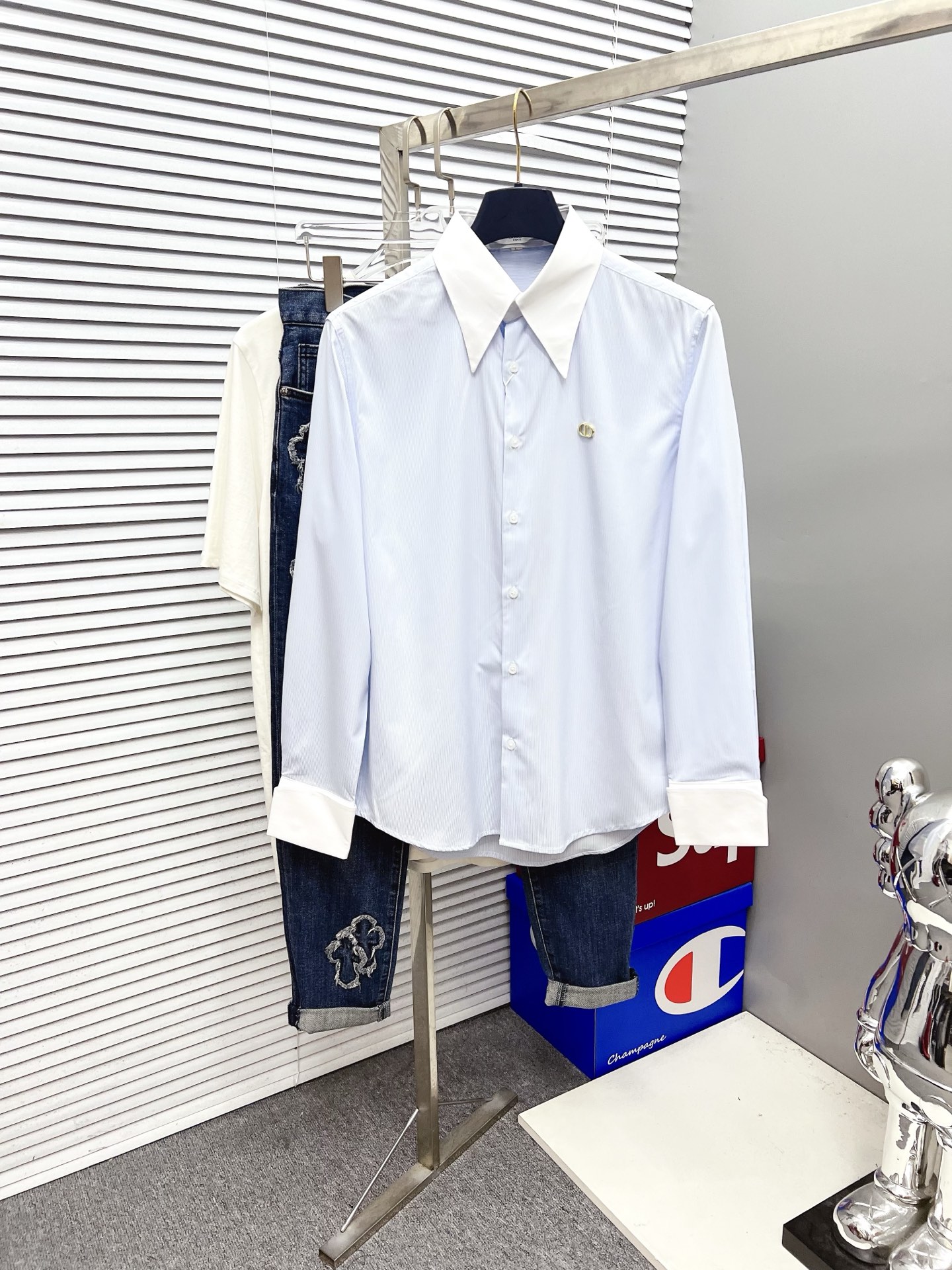 NO:523391,'Dior' original single product. Hot products are coming. 2025ss official website new long-sleeved shirts, shirts, exquisite embroidered logos, high-end version, customized counter fabrics, breathable and comfortable, exquisitely crafted, impeccable details, brand elements design concept, reflect high quality. The feel is delicate and soft!  It is casually cut, with a great upper body style!  Code number M-3XL, dior, dior,shirts,alexander wang19860909《Dior 迪奥》 原单货.爆款来袭 2025ss官网新款长袖 衬衫 衬衣,精美刺绣Logo 高端版本,专柜定制面料 透气舒适度高,精工制作,细节处理完美无可挑剔,品牌元素设计理念,体现高品质.手感细腻柔软！呈现休闲裁剪,上身版型超赞！码数M-3XL,,dior,dior,shirts,alexander wang,Men's clothing