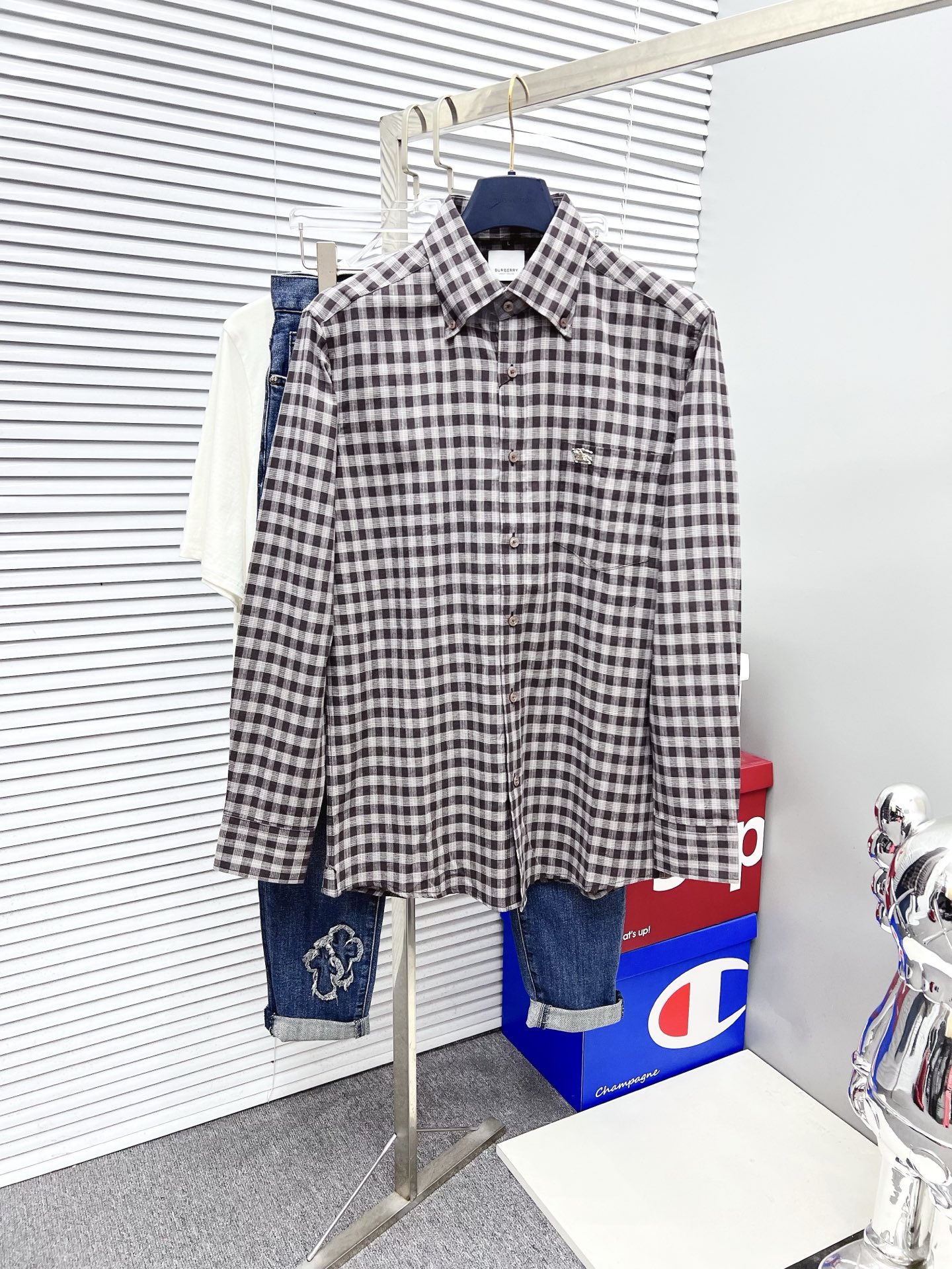 NO:523394,'Burberry' original single product. Hot products are coming. 2025ss official website new long-sleeved shirts, exquisite embroidered logos, high-end version, customized counter fabrics, breathable and comfortable, exquisitely crafted, impeccable details, brand elements design concept, reflect high quality. The feel is delicate and soft!  It is casually cut, with a great upper body style!  Code number M-3XL, burberry, burberry, shirts, alexander wang19860909《Burberry 巴宝莉》 原单货.爆款来袭 2025ss官网新款长袖 衬衫 衬衣,精美刺绣Logo 高端版本,专柜定制面料 透气舒适度高,精工制作,细节处理完美无可挑剔,品牌元素设计理念,体现高品质.手感细腻柔软！呈现休闲裁剪,上身版型超赞！码数M-3XL,,burberry,burberry,shirts,alexander wang,Men's clothing