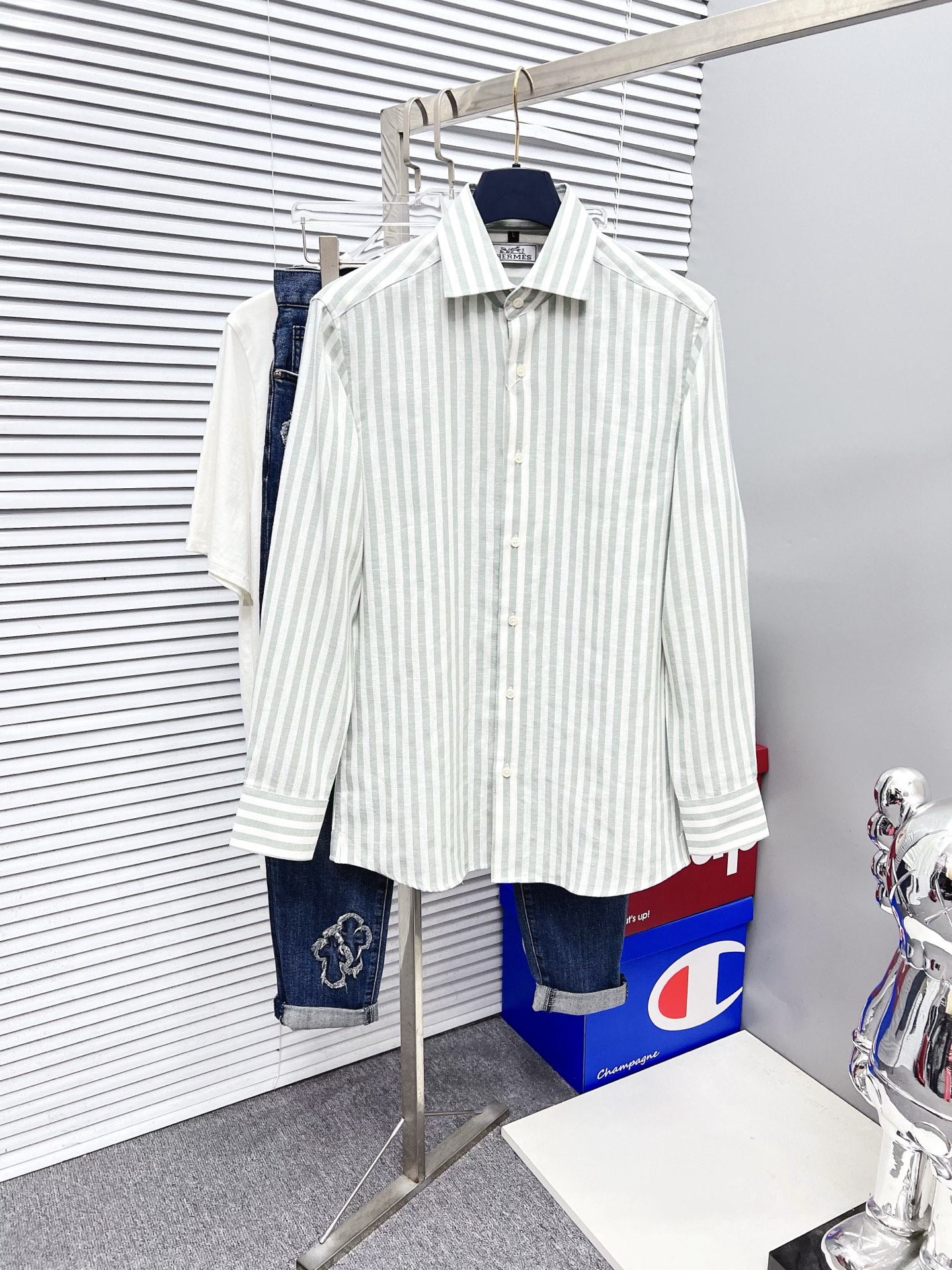 NO:523397,'Hermes' original single product. Hot products are coming. 2025ss official website new long-sleeved shirts, shirts, exquisite embroidered logos, high-end version, customized counter fabrics, breathable and comfortable, exquisitely crafted, impeccable details, brand elements design concept, reflect high quality. The feel is delicate and soft!  It is casually cut, with a great upper body style!  Code number M-3XL, hermes,shirts,alexander wang19860909《爱马仕》 原单货.爆款来袭 2025ss官网新款长袖 衬衫 衬衣,精美刺绣Logo 高端版本,专柜定制面料 透气舒适度高,精工制作,细节处理完美无可挑剔,品牌元素设计理念,体现高品质.手感细腻柔软！呈现休闲裁剪,上身版型超赞！码数M-3XL,,hermes,shirts,alexander wang,Men's clothing