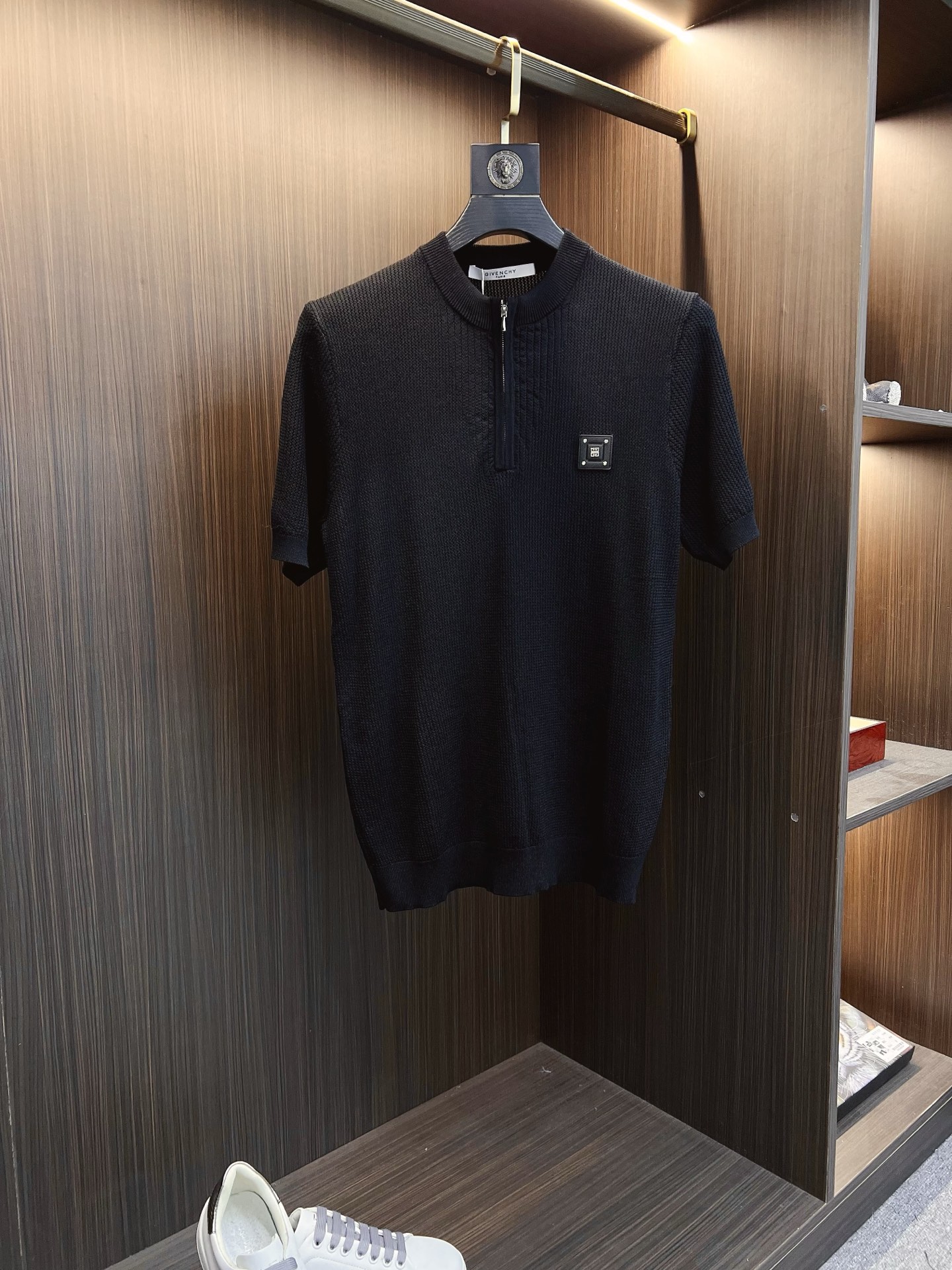 NO:524480,Givenchy 25ss new knitted short-sleeved sleeves, super classic design, simple and without any unnecessary cumbersome feeling, an indispensable versatile item in the wardrobe, made of high-quality wool, super comfortable to wear, avant-garde and practical to wear, exquisite and perfect craftsmanship, a classic work of a fashionable and casual series!  Size M-3XL, given, T-shirt, alexander wang19860909纪梵希 25ss新款针织短袖,超经典设计,简约没有任何多余累赘感,衣橱不可缺少的一件百搭单品,采用优质羊毛制作而成,穿身上超级舒适,前卫又实穿,精致完美工艺,时尚休闲系列的经典之作！ 尺码M-3XL,,givenchy,T-shirt,alexander wang,Men's clothing