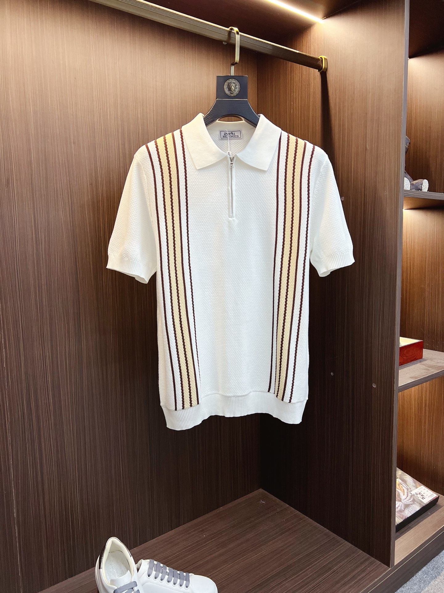 NO:524472,Hermes 25ss new knitted short-sleeved sleeves, super classic design, simple and without any unnecessary cumbersome feeling, an indispensable versatile item in the wardrobe, made of high-quality wool, super comfortable to wear, avant-garde and practical to wear, exquisite and perfect craftsmanship, a classic work of a fashionable and casual series!  Size M-3XL, hermes, T-shirt, alexander wang19860909爱马仕 25ss新款针织短袖,超经典设计,简约没有任何多余累赘感,衣橱不可缺少的一件百搭单品,采用优质羊毛制作而成,穿身上超级舒适,前卫又实穿,精致完美工艺,时尚休闲系列的经典之作！ 尺码M-3XL,,hermes,T-shirt,alexander wang,Men's clothing