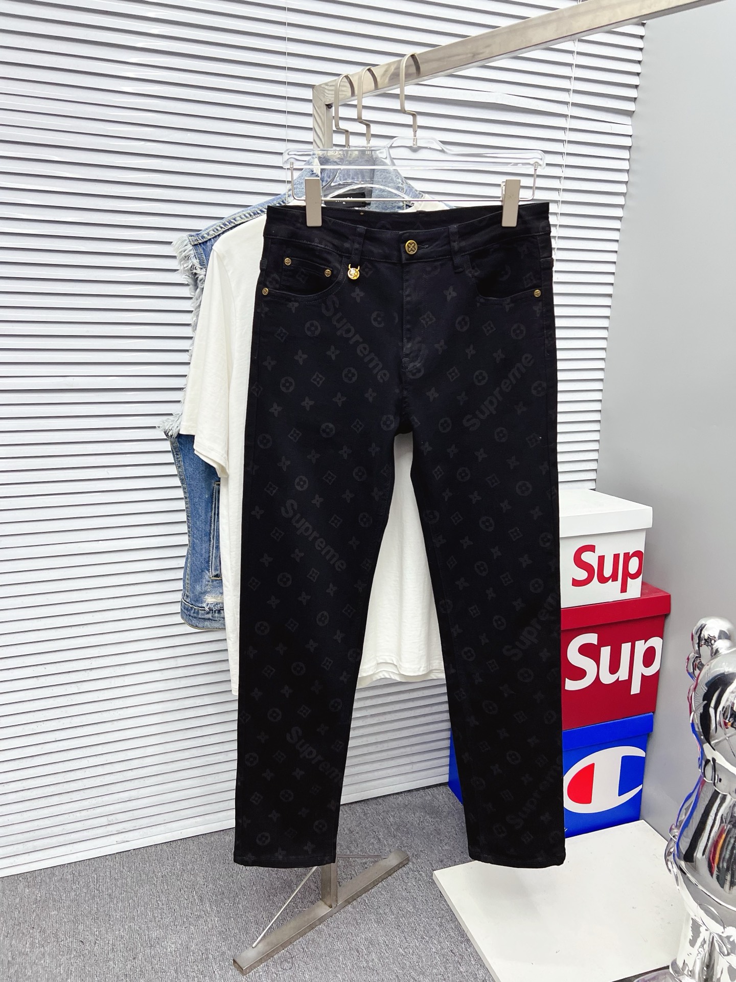 NO:539366,LV 2025ss new original single hot jeans super custom style original hardware super heavy industry craftsmanship excellent style, impeccable details!  The style is not picky, the workmanship is high-end, the super good goods are not waiting for everyone, please start quickly, size 29-38, louis vuitton, jeans, alexander wang19860909LV 2025ss新款原单爆款牛仔裤 超级定制款 原版五金 超级重工工艺 版型超赞,细节做工无可挑剔！款式不挑人,做工高档,超强好货不等人,看中赶紧下手,尺码29-38,,louis vuitton,jeans,alexander wang,Men's clothing