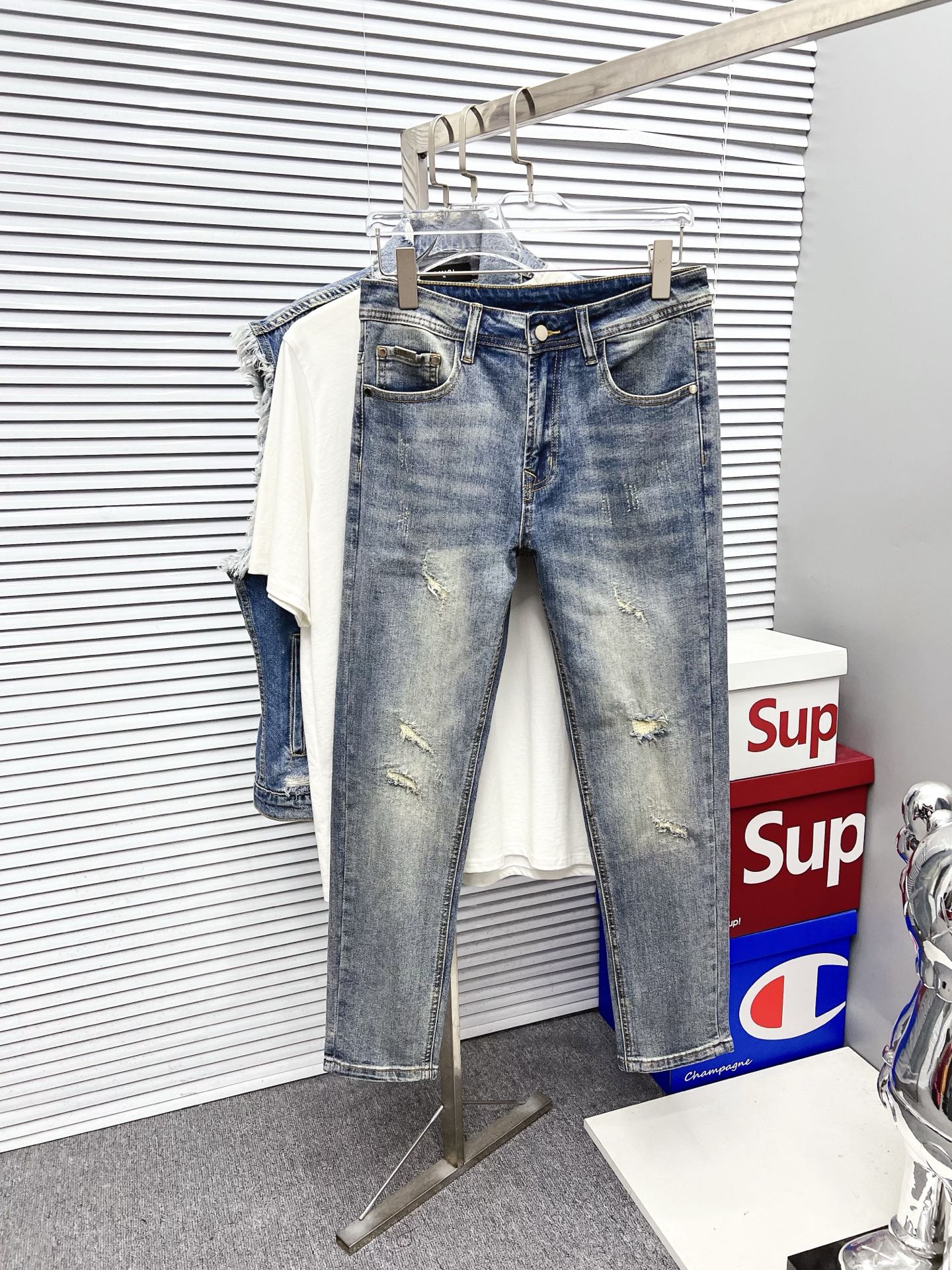 NO:539363,Luo Yiwei 2025ss new original single hot jeans super customized original hardware super heavy industry craftsmanship excellent style, impeccable details!  The style is not picky, the workmanship is high-end, the super good goods are not waiting for everyone, please start quickly, size 29-38, loewe, jeans, alexander wang19860909罗意威 2025ss新款原单爆款牛仔裤 超级定制款 原版五金 超级重工工艺 版型超赞,细节做工无可挑剔！款式不挑人,做工高档,超强好货不等人,看中赶紧下手,尺码29-38,,loewe,jeans,alexander wang,Men's clothing