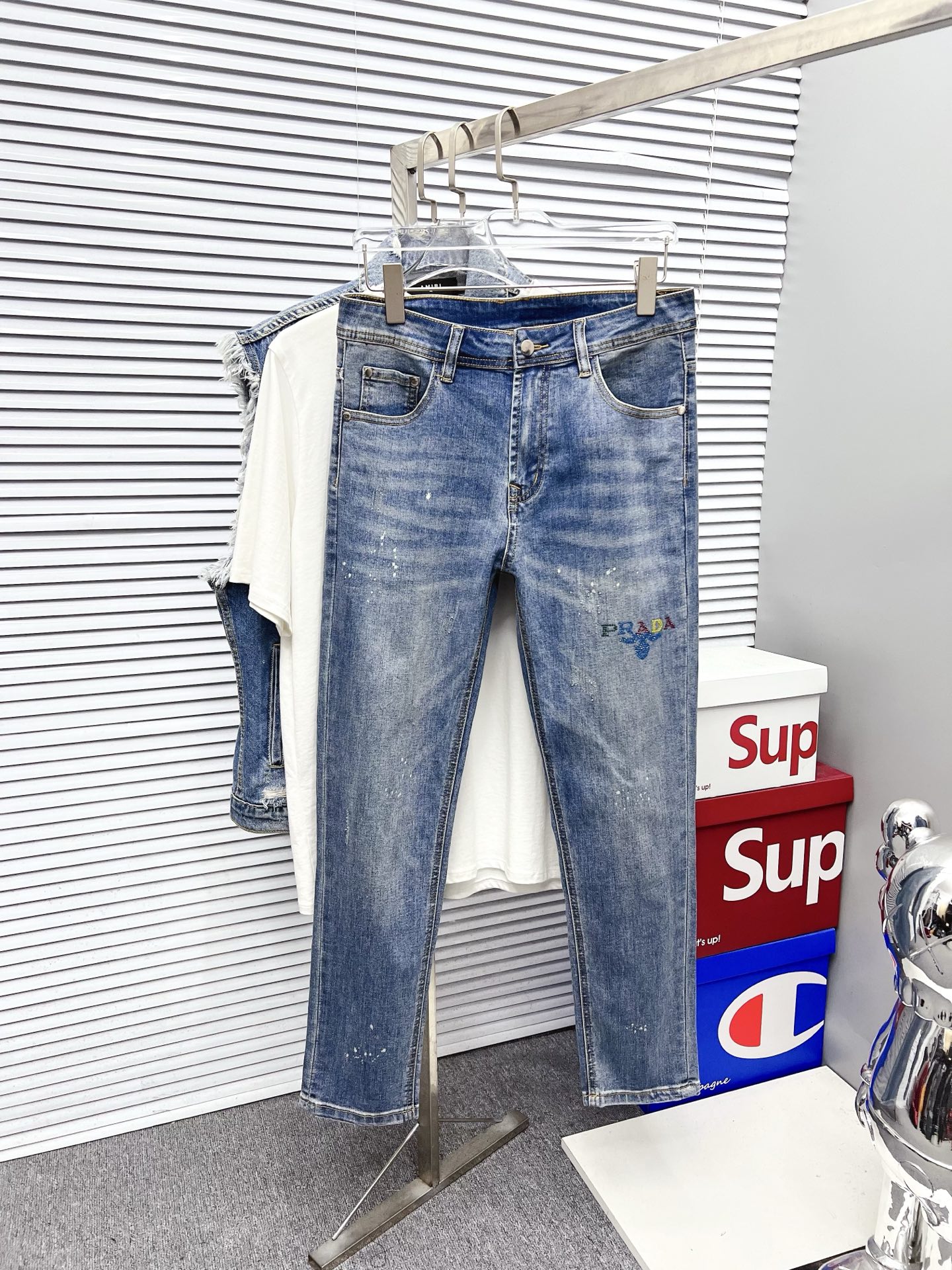 NO:539372,Prada 2025ss new original single hot jeans super custom style original hardware super heavy industry craftsmanship excellent style, impeccable details!  The style is not picky, the workmanship is high-end, the super good goods are not waiting for everyone, please start quickly, size 29-38, prada, jeans, alexander wang19860909普拉达 2025ss新款原单爆款牛仔裤 超级定制款 原版五金 超级重工工艺 版型超赞,细节做工无可挑剔！款式不挑人,做工高档,超强好货不等人,看中赶紧下手,尺码29-38,,prada,jeans,alexander wang,Men's clothing