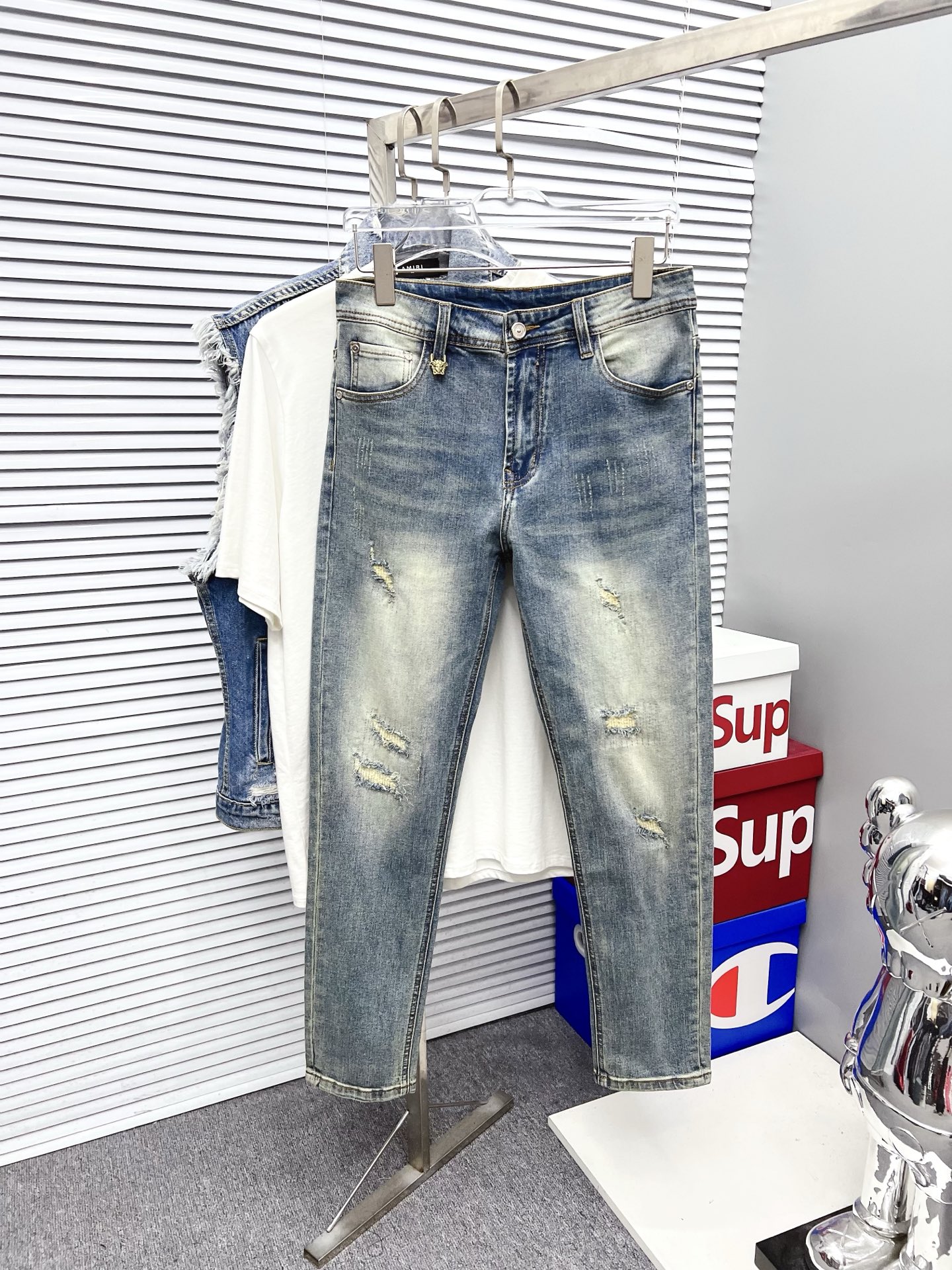 NO:539349,Versace 2025ss new original single hot jeans super custom style original hardware super heavy industry craftsmanship excellent style, impeccable details!  The style is not picky, the workmanship is high-end, the super good goods are not waiting for everyone, please start quickly, size 29-38, versace, jeans, alexander wang19860909范思哲 2025ss新款原单爆款牛仔裤 超级定制款 原版五金 超级重工工艺 版型超赞,细节做工无可挑剔！款式不挑人,做工高档,超强好货不等人,看中赶紧下手,尺码29-38,,versace,jeans,alexander wang,Men's clothing