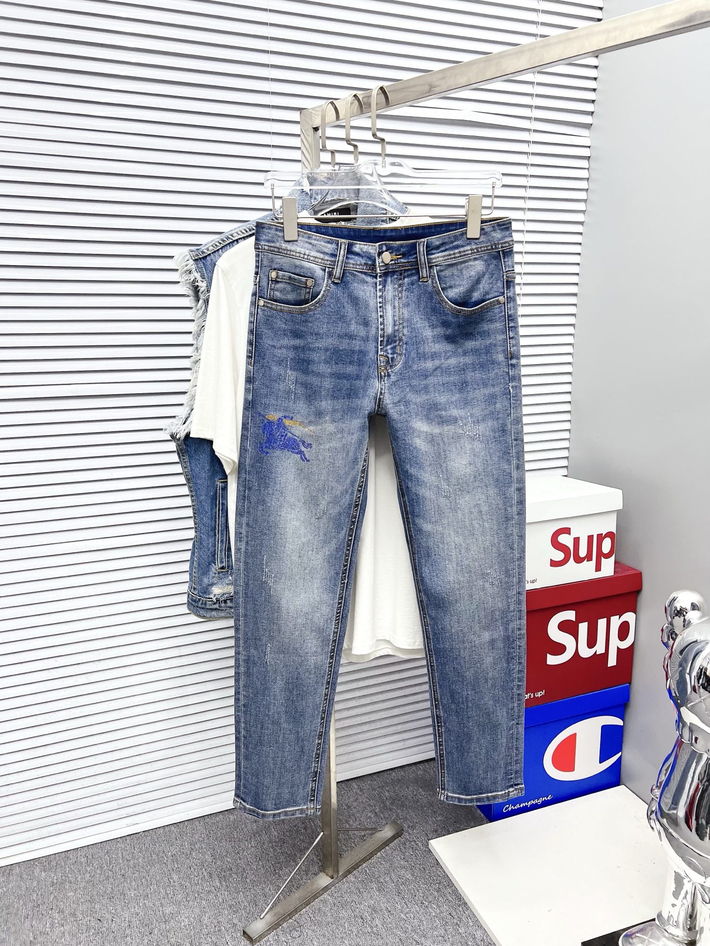 NO:539364,Burberry 2025ss new original single hot jeans super customized original hardware super heavy industry craftsmanship excellent style, impeccable details!  The style is not picky, the workmanship is high-end, the super good goods are not waiting for everyone, please start quickly, size 29-38, burberry, jeans, alexander wang19860909巴宝莉 2025ss新款原单爆款牛仔裤 超级定制款 原版五金 超级重工工艺 版型超赞,细节做工无可挑剔！款式不挑人,做工高档,超强好货不等人,看中赶紧下手,尺码29-38,,burberry,jeans,alexander wang,Men's clothing