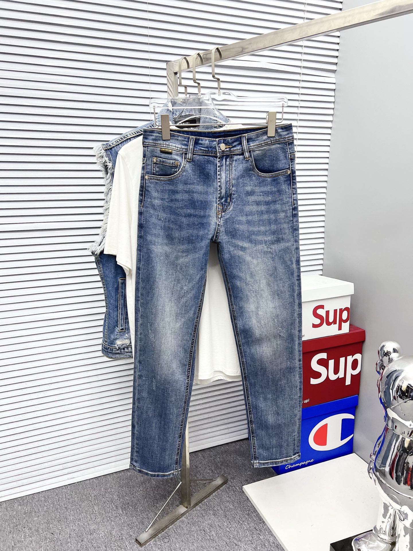 NO:539370,LV 2025ss new original single hot jeans super custom style original hardware super heavy industry craftsmanship excellent style, impeccable details!  The style is not picky, the workmanship is high-end, the super good goods are not waiting for everyone, please start quickly, size 29-38, louis vuitton, jeans, alexander wang19860909LV 2025ss新款原单爆款牛仔裤 超级定制款 原版五金 超级重工工艺 版型超赞,细节做工无可挑剔！款式不挑人,做工高档,超强好货不等人,看中赶紧下手,尺码29-38,,louis vuitton,jeans,alexander wang,Men's clothing