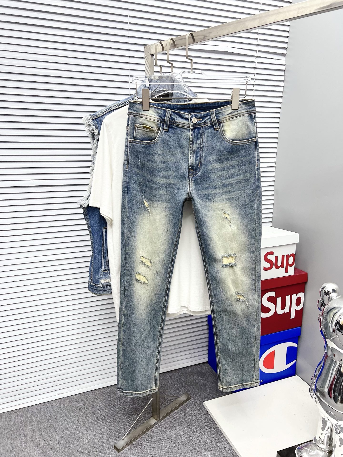 NO:539373,Armani 2025ss new original single hot jeans super custom style original hardware super heavy industry craftsmanship excellent style, impeccable details!  The style is not picky, the workmanship is high-end, the super good goods are not waiting for everyone, please start quickly, size 29-38, armani, jeans, alexander wang19860909阿玛尼 2025ss新款原单爆款牛仔裤 超级定制款 原版五金 超级重工工艺 版型超赞,细节做工无可挑剔！款式不挑人,做工高档,超强好货不等人,看中赶紧下手,尺码29-38,,armani,jeans,alexander wang,Men's clothing