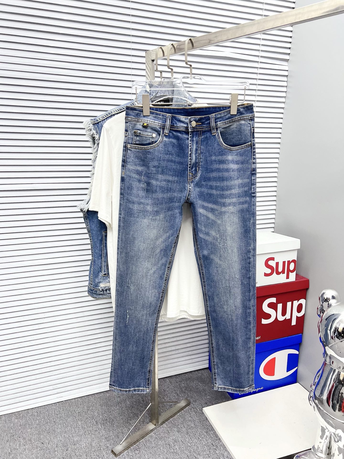 NO:539347,Fendi 2025ss new original single hot jeans super custom style original hardware super heavy industry craftsmanship excellent style, impeccable details!  The style is not picky, the workmanship is high-end, the super good goods are not waiting for everyone, please start quickly, size 29-38, fendi, jeans, alexander wang19860909芬迪 2025ss新款原单爆款牛仔裤 超级定制款 原版五金 超级重工工艺 版型超赞,细节做工无可挑剔！款式不挑人,做工高档,超强好货不等人,看中赶紧下手,尺码29-38,,fendi,jeans,alexander wang,Men's clothing