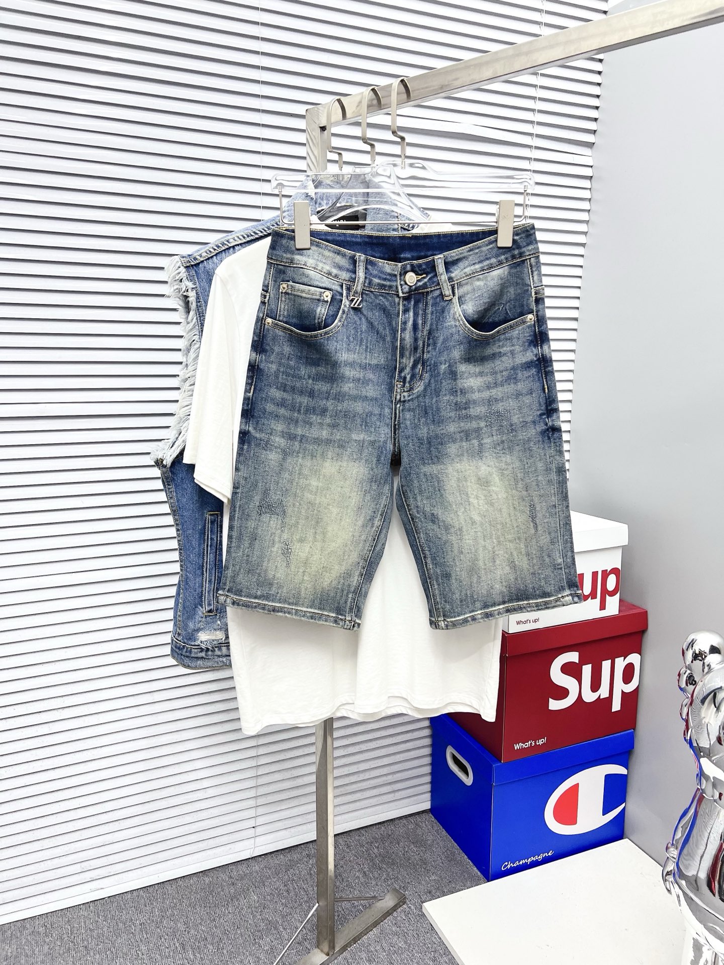 NO:526549,Jenia 2025ss summer new style original single high-end hot denim shorts super custom style original hardware super heavy industry craftsmanship excellent style, impeccable details!  The style is not picky, it is very high-end, and the good products are not waiting for everyone. Take a look at it and start quickly. Size 29-38 (not 35, 37), zegna, shorts, alexander wang19860909杰尼亚 2025ss夏季新款原单高档爆款牛仔短裤 超级定制款 原版五金 超级重工工艺 版型超赞,细节做工无可挑剔！款式不挑人,特别高档,好货不等人,看中赶紧下手,尺码29-38（没35、37）,,zegna,shorts,alexander wang,Men's clothing