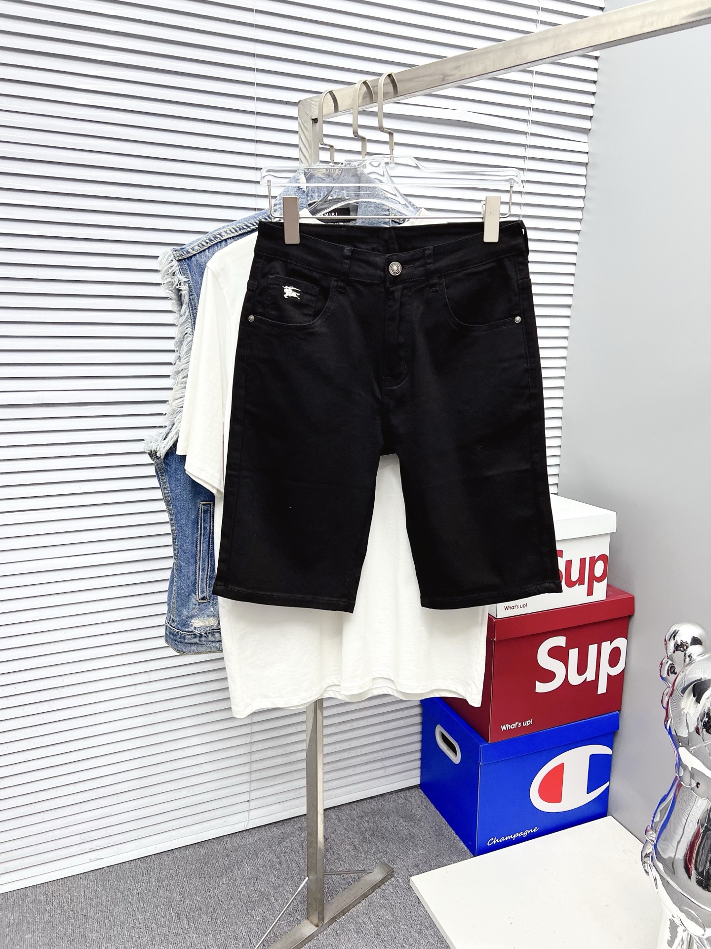 NO:526552,Burberry 2025ss summer new style original single high-end hot denim shorts super customized model original hardware super heavy industry craftsmanship excellent style, impeccable details!  The style is not picky, it is very high-end, and the good products are not waiting for everyone. Take a look at it and start quickly. Size 29-38 (not 35, 37), burberry, burberry, shorts, alexander wang19860909Burberry 巴宝莉 2025ss夏季新款原单高档爆款牛仔短裤 超级定制款 原版五金 超级重工工艺 版型超赞,细节做工无可挑剔！款式不挑人,特别高档,好货不等人,看中赶紧下手,尺码29-38（没35、37）,,burberry,burberry,shorts,alexander wang,Men's clothing